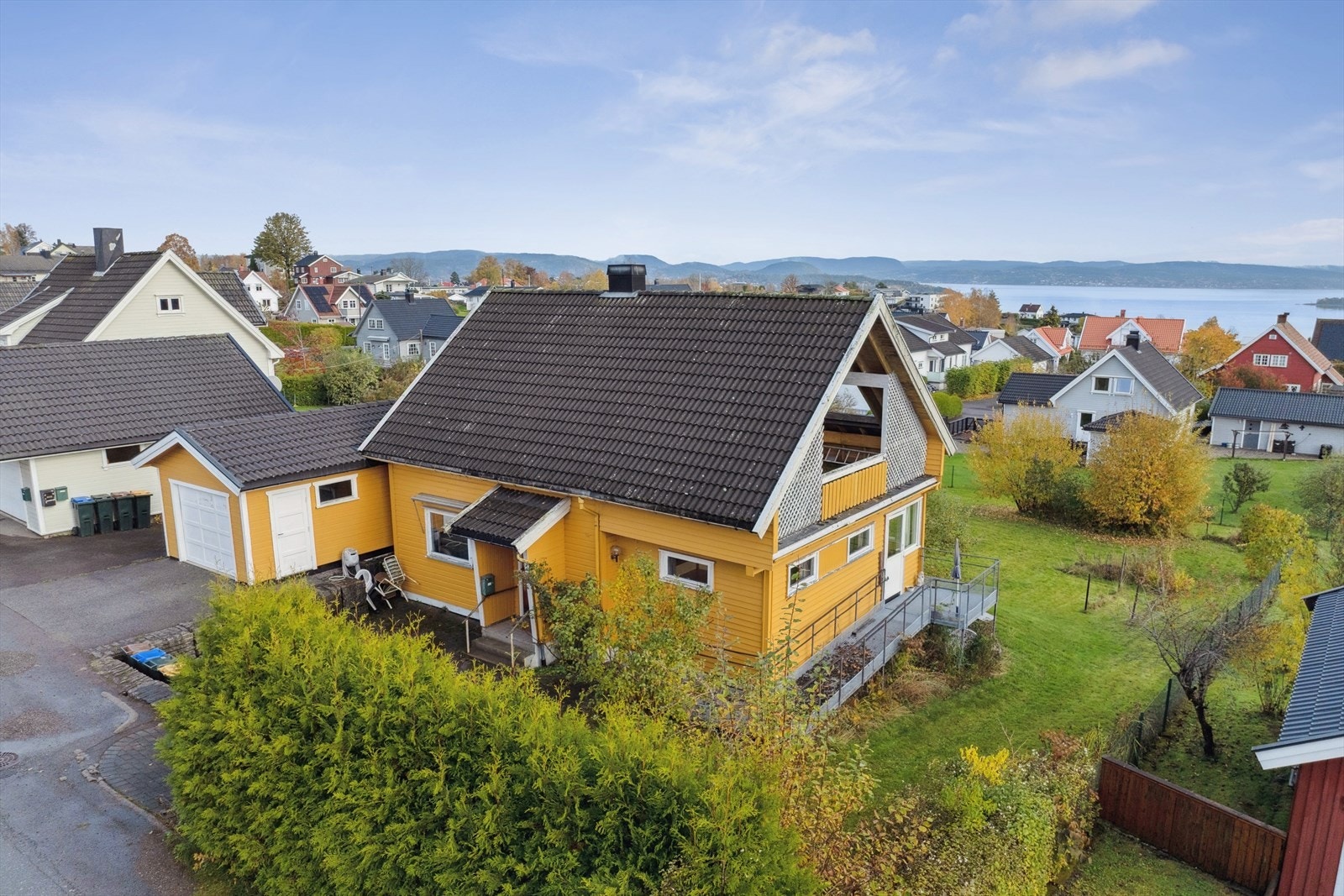 Eneboligen fra 1960 har tak tekket med dobbeltkrummet betongstein og undertak av asfaltpapp, med behov for vedlikehold. Galleribilde