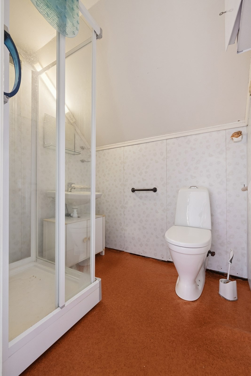 Veggene har våtromsplater og det er malte plater i himlingen. Badet er utstyrt med servant, underskap, wc og dusjkabinett. Galleribilde