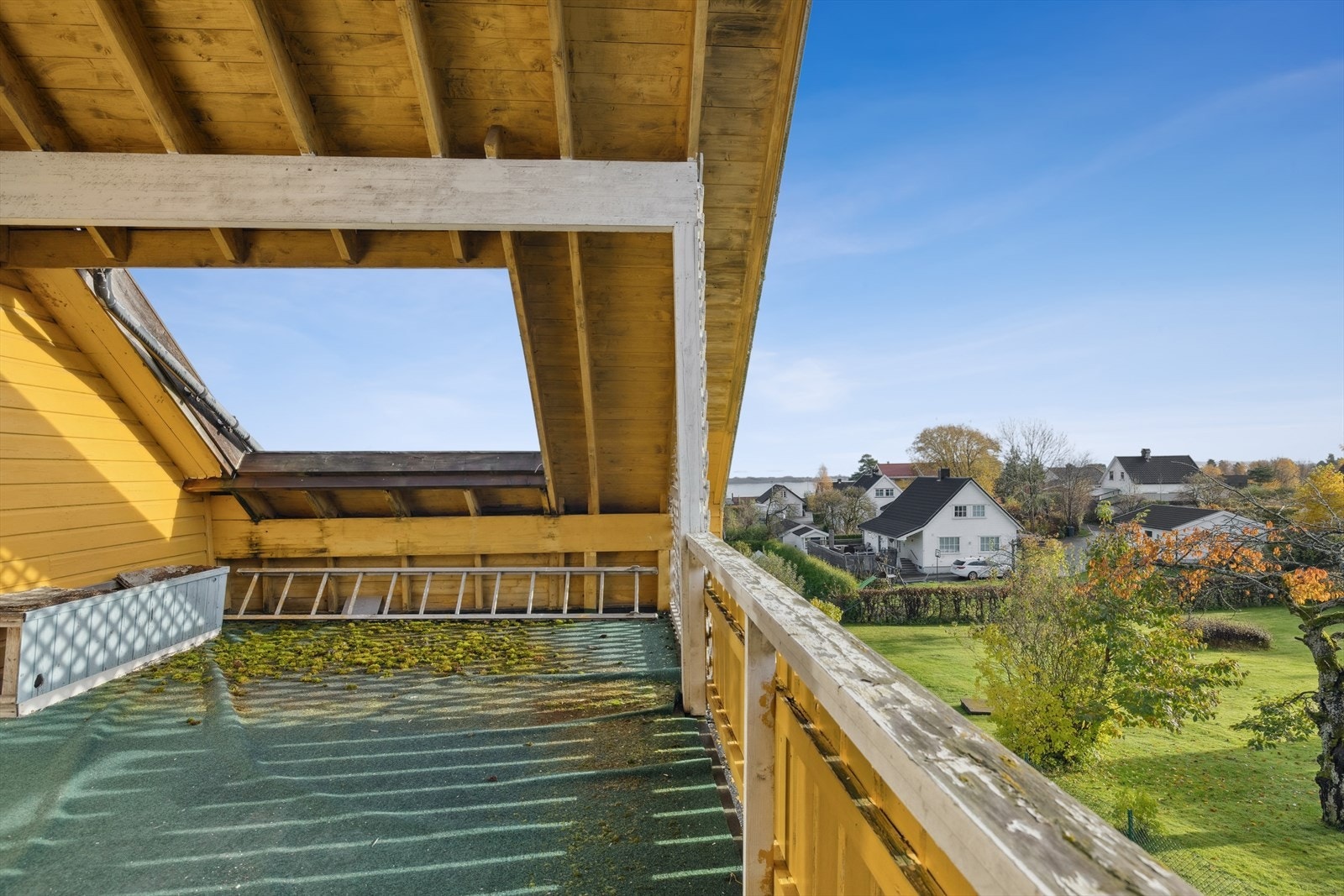 Taktekking med asfaltpapp viser tegn til værslitasje og mosevekst. Galleribilde