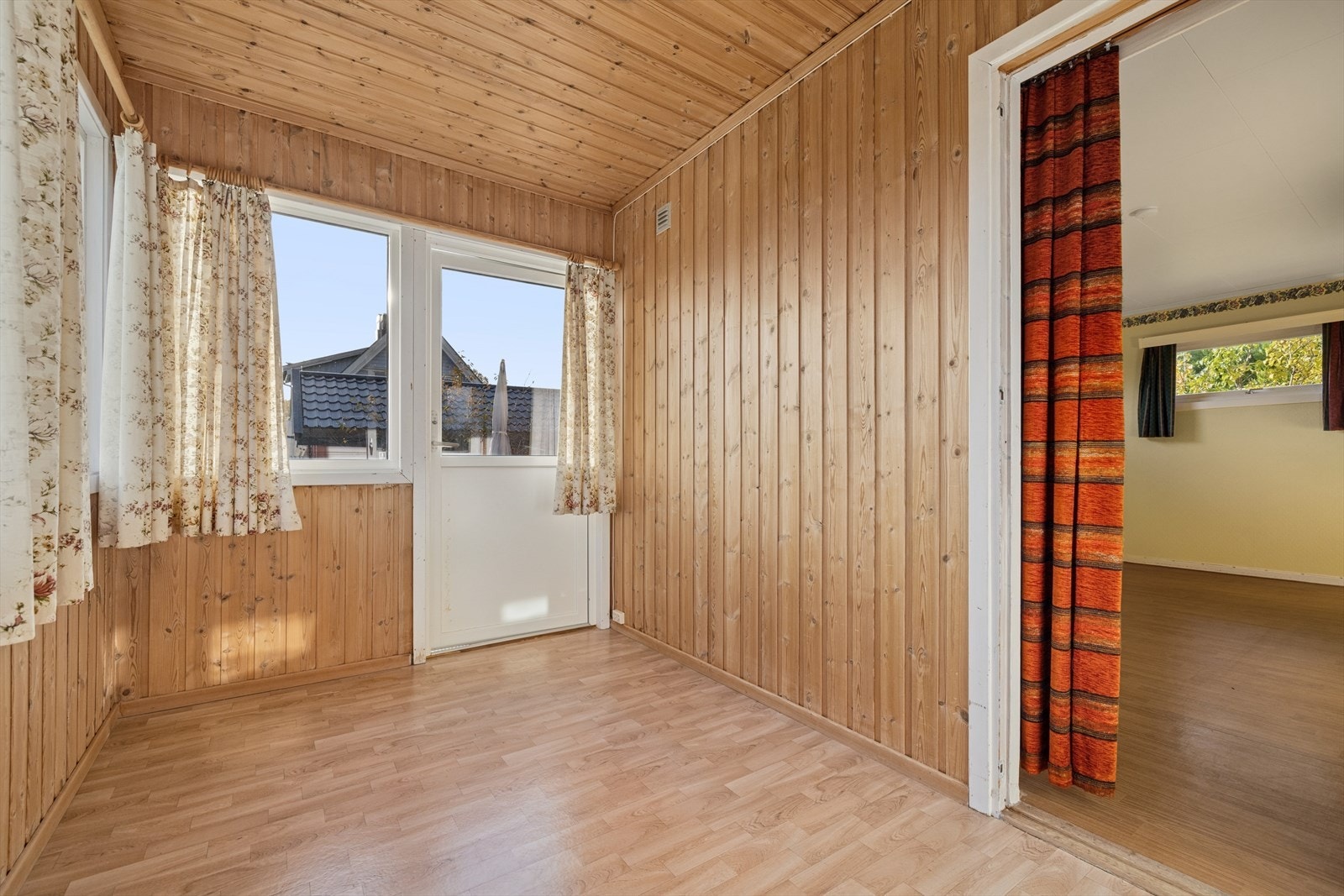 Panelkledde vegger gir et rustikt preg til rommet. Ventil på vegg sikrer luftgjennomstrømning. Galleribilde