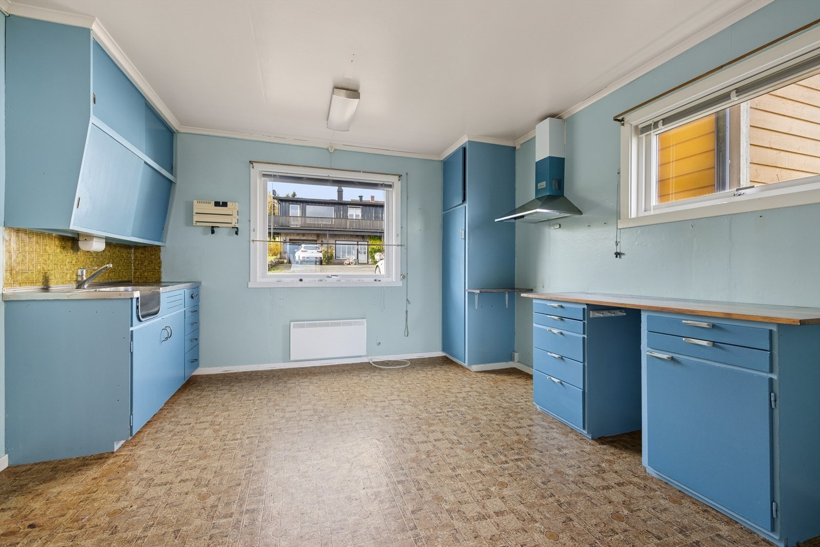 Plasseringen av vinduet gir utsyn mot gårdsplassen, som har belegningsstein. Galleribilde