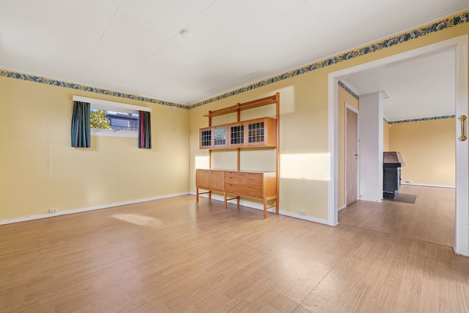 Plass til spisebord gir en naturlig spiseplass ved siden av stuen. Galleribilde