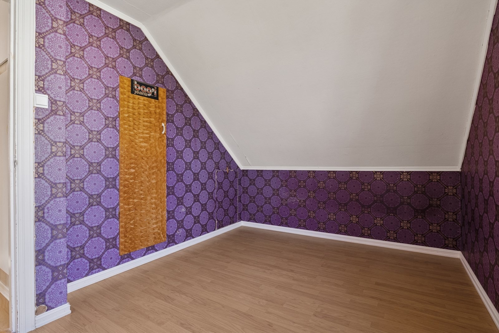 Rommet har skråtak, noe som gir en koselig romfølelse, og laminatgulv gir et praktisk underlag. Galleribilde