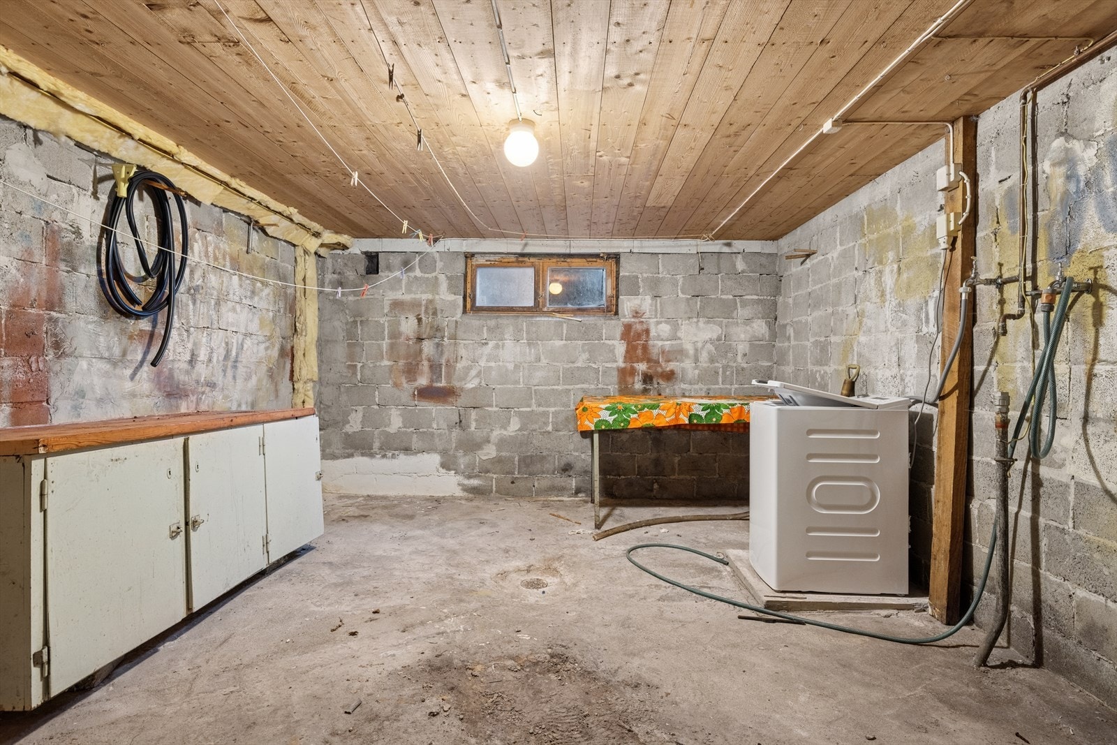 Opplegg for vaskemaskin i kjelleren gir praktisk vaskeløsning. Galleribilde