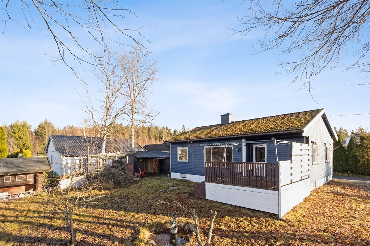 Eiendommen har en romslig hage, samt uthus og stabbur med lagringsmuligheter. Galleribilde