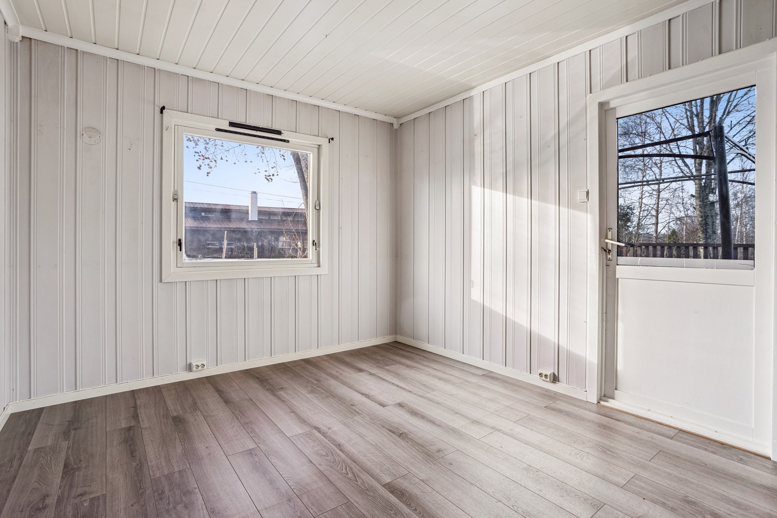 Fra stuen er det direkte utgang til en terrasse og hagen. Galleribilde