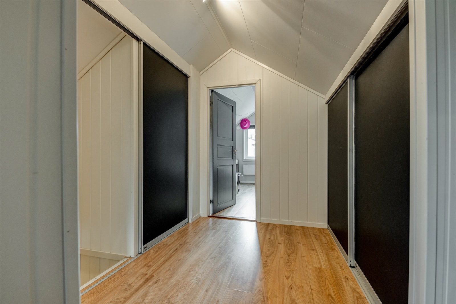 Gang på loftet. Her er det en garderobe med skyvedører. Galleribilde