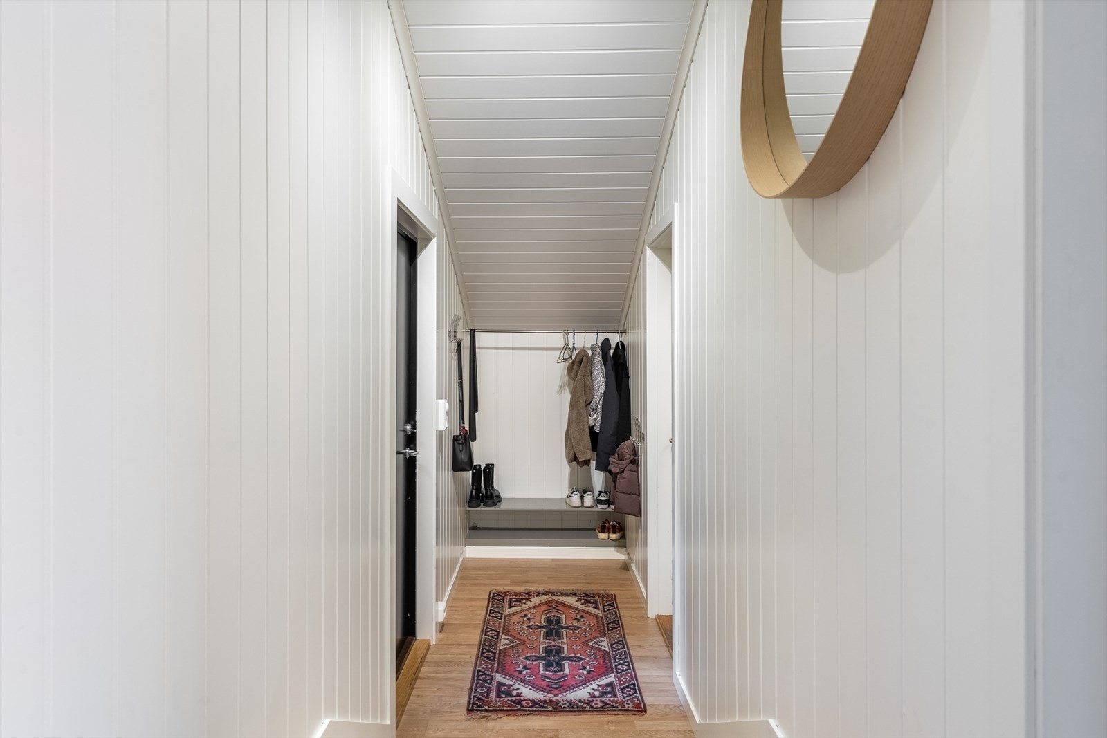 Lys og fin gang med plass til å henge fra seg yttertøy Galleribilde