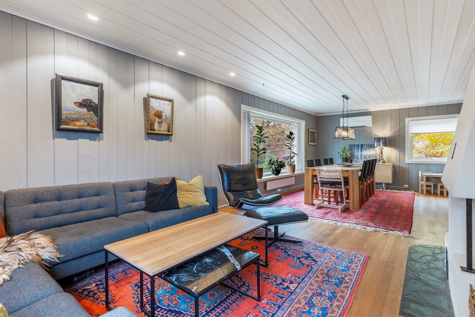 Stuen er fint inndelt i to soner, tv-krok og spisestue Galleribilde