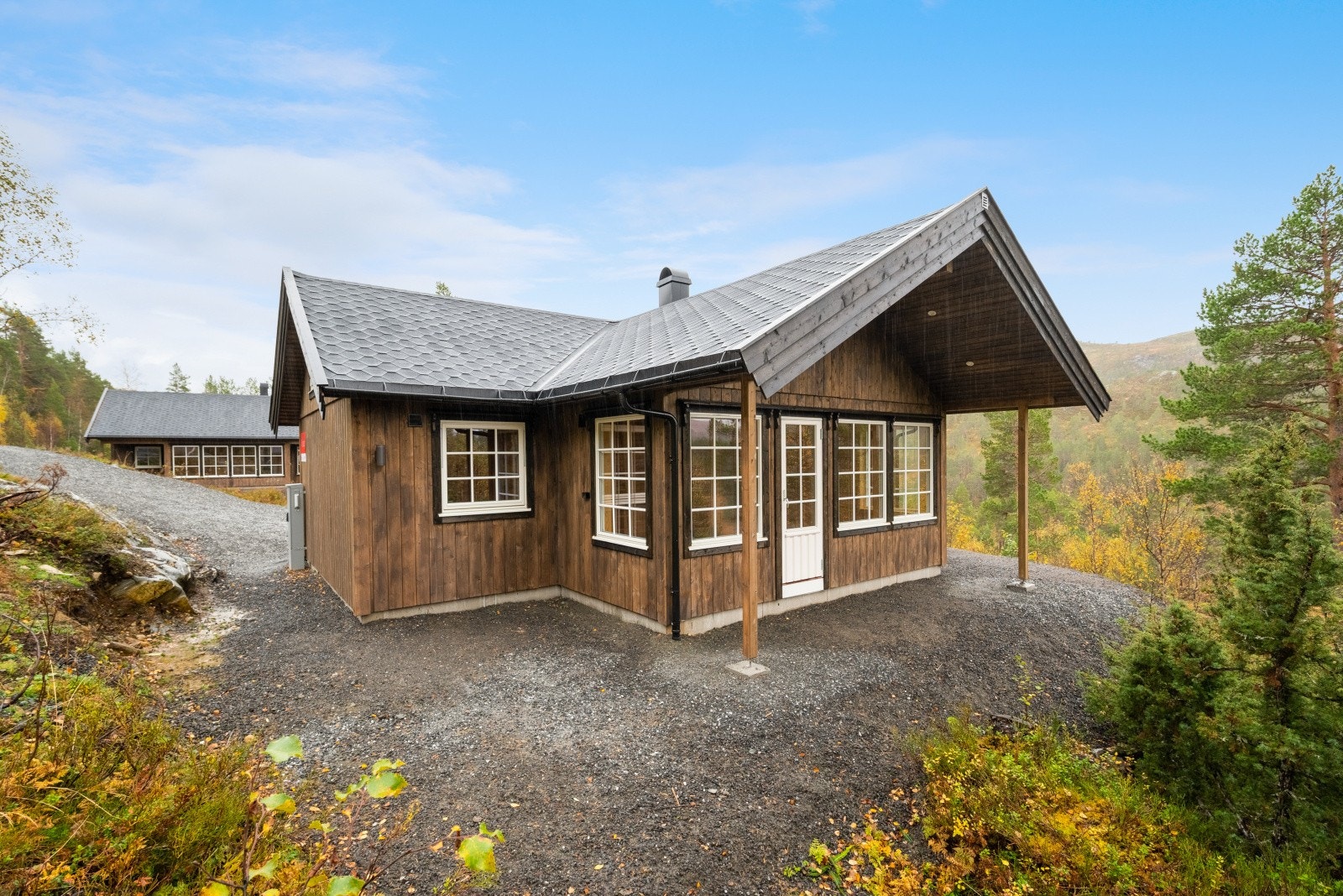 Hytta ble oppført juni 2022 og er av typen "Lade" fra Ranahytta. Galleribilde