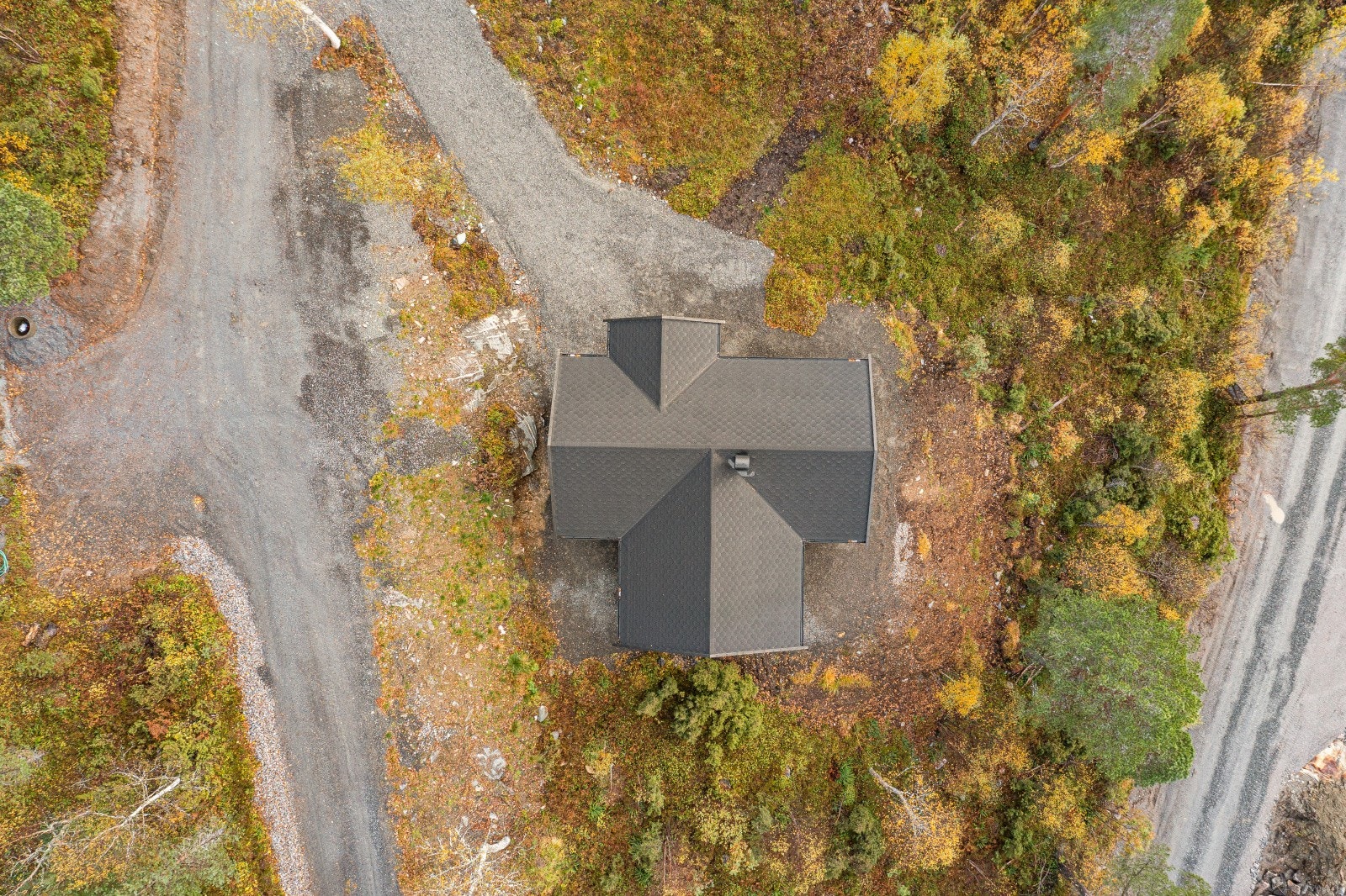 Hytta ligger i en blindvei med tre nyoppførte hytter totalt. Fra eiendommen er det flott utsikt, gode solforhold og umiddelbar nærhet til fine turområder både sommer og vinter. Galleribilde