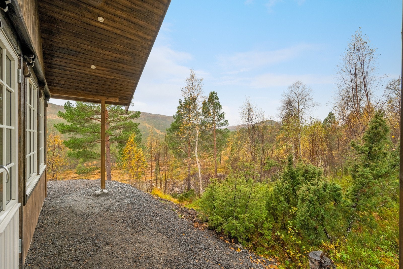 Fra stua er det verandadør til uteområdet som er delvis takoverbygd. Galleribilde