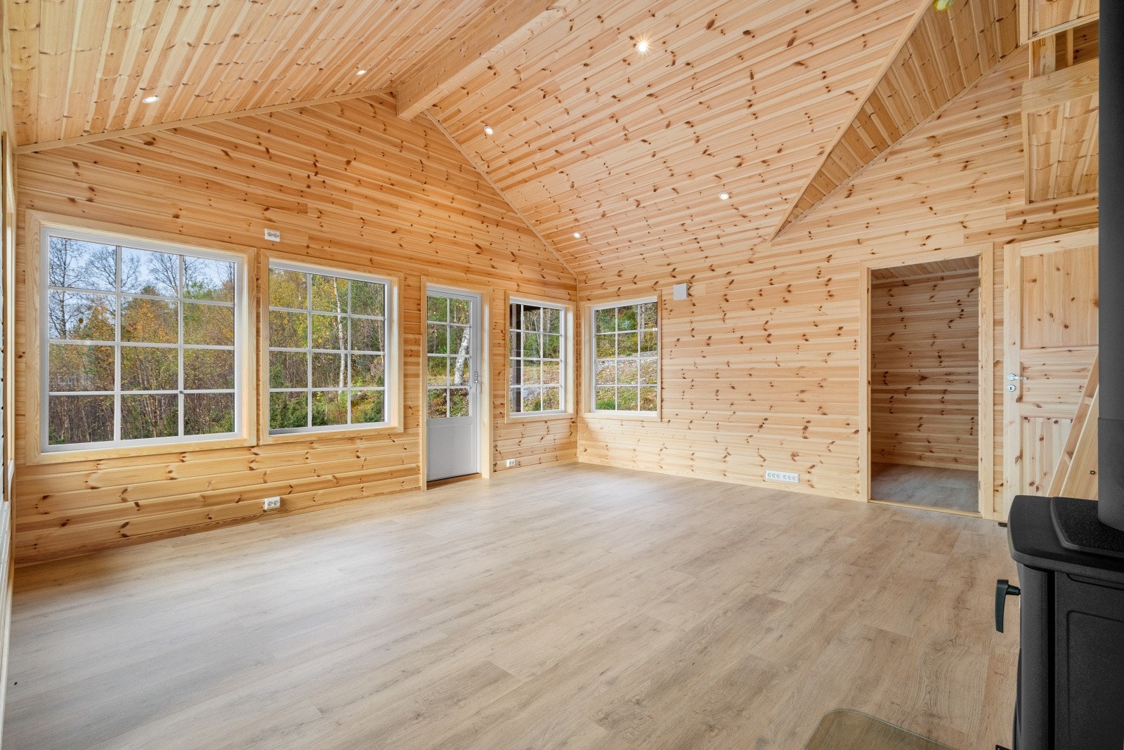 Stua er lys og romslig med store vindusflater som gir godt naturlig lys inn. Galleribilde