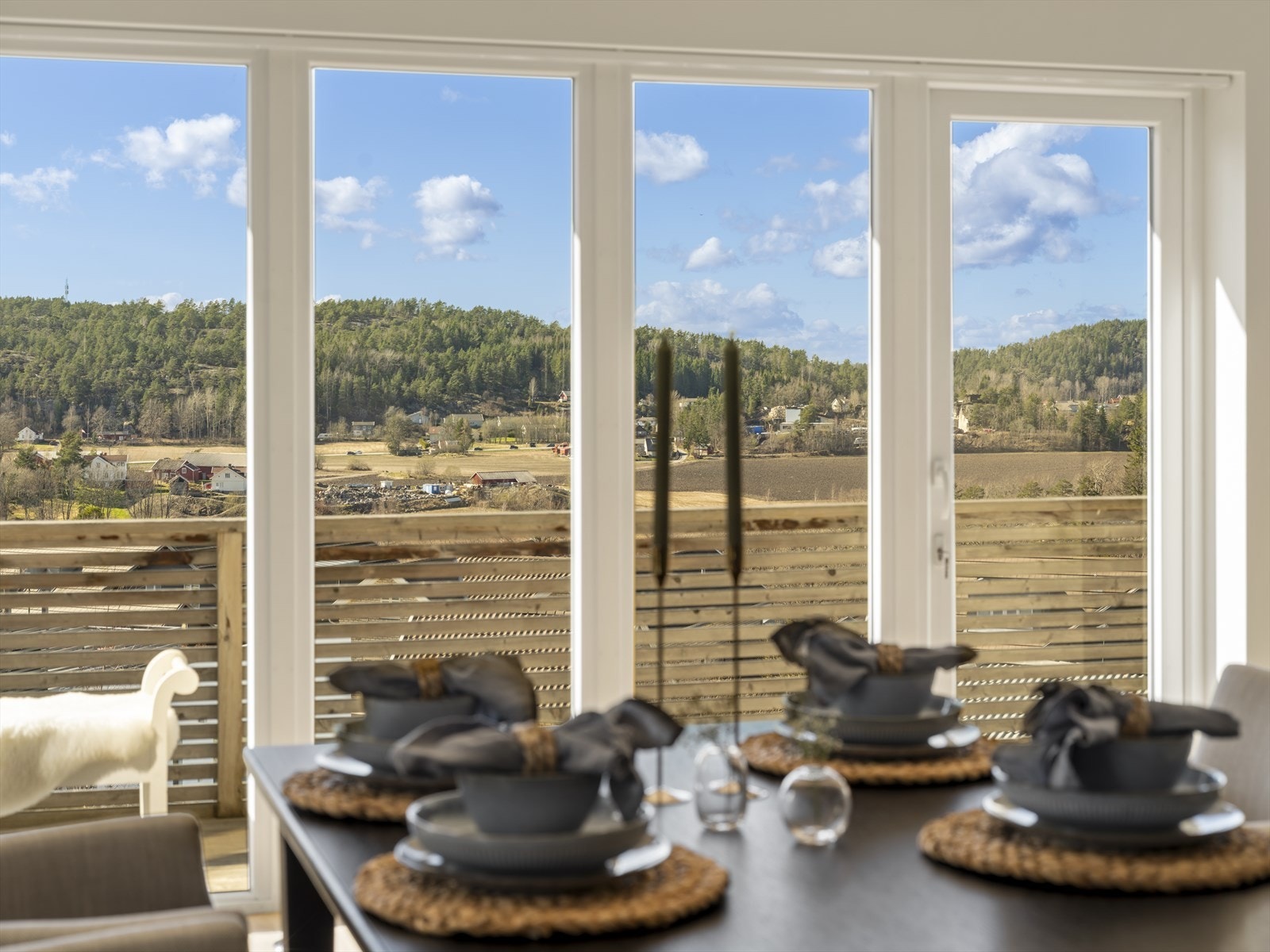 Den høye plasseringen i terrenget åpner opp for en imponerende utsikt mot de hyggelige og landlige omgivelsene mot vest Galleribilde
