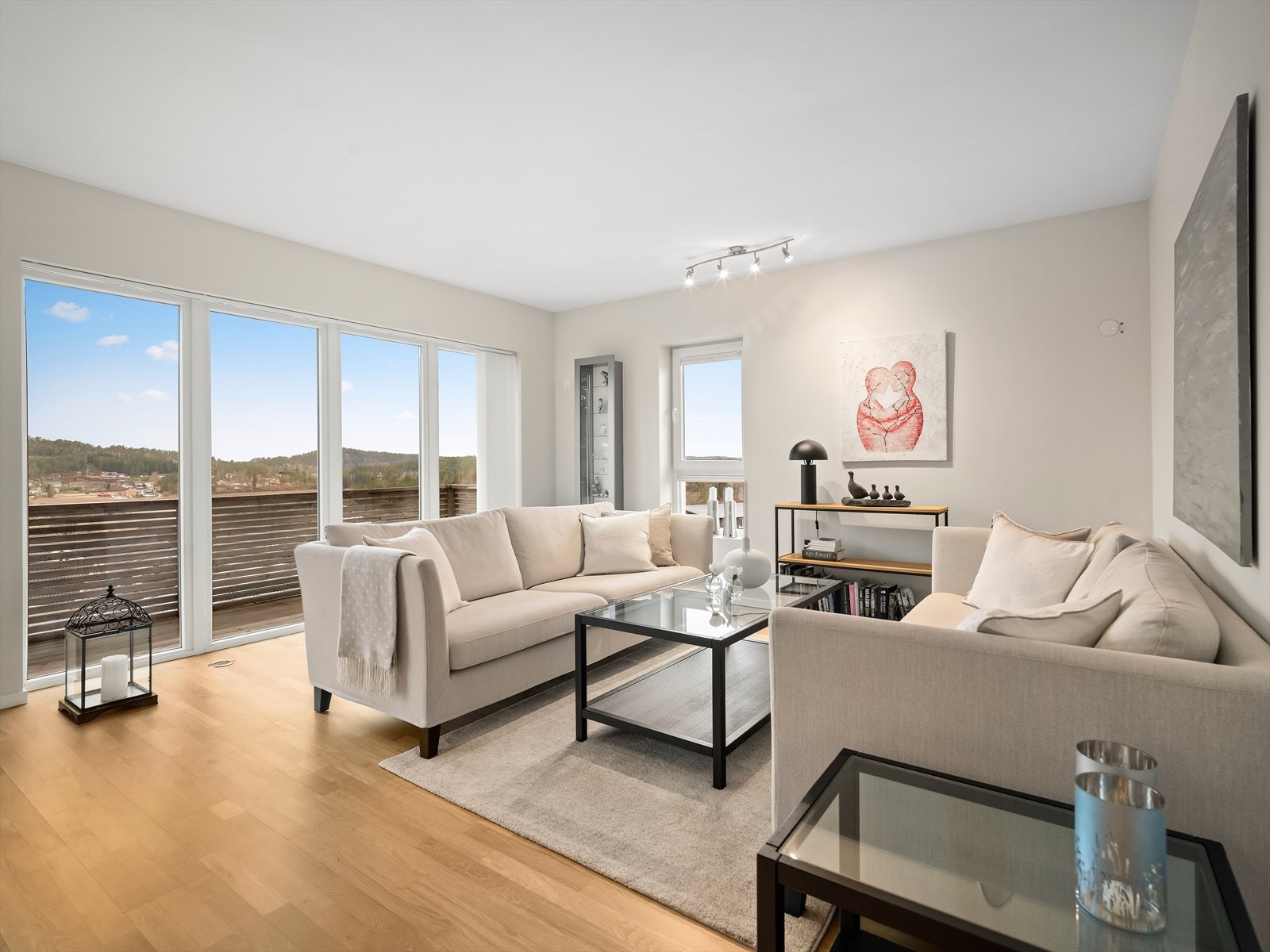 Boligen har stue i begge etasjer, noe som passer ypperlig for storfamilen Galleribilde