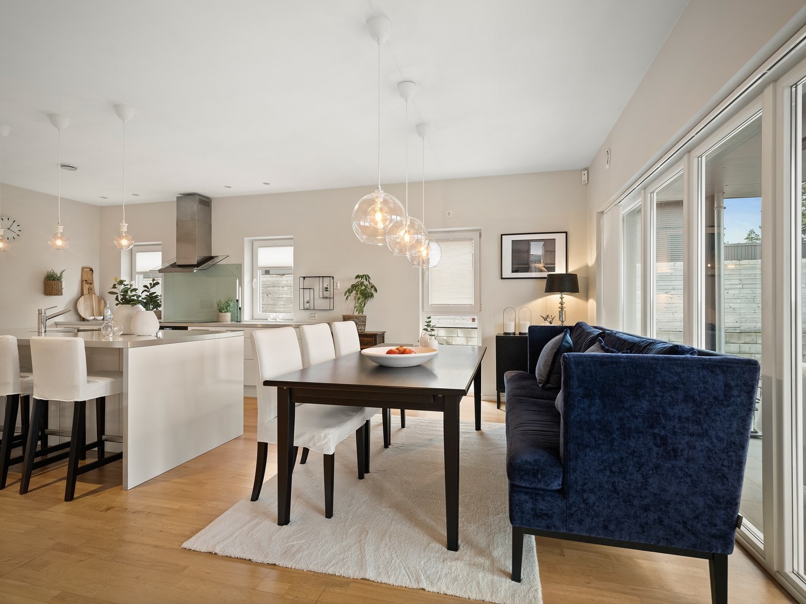 I enden av kjøkkenet er det god plass til et spisebord Galleribilde