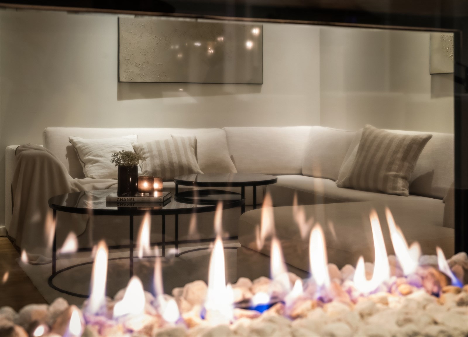 Stuen og kjøkkenet er adskilt av en stilfull gasspeis Galleribilde