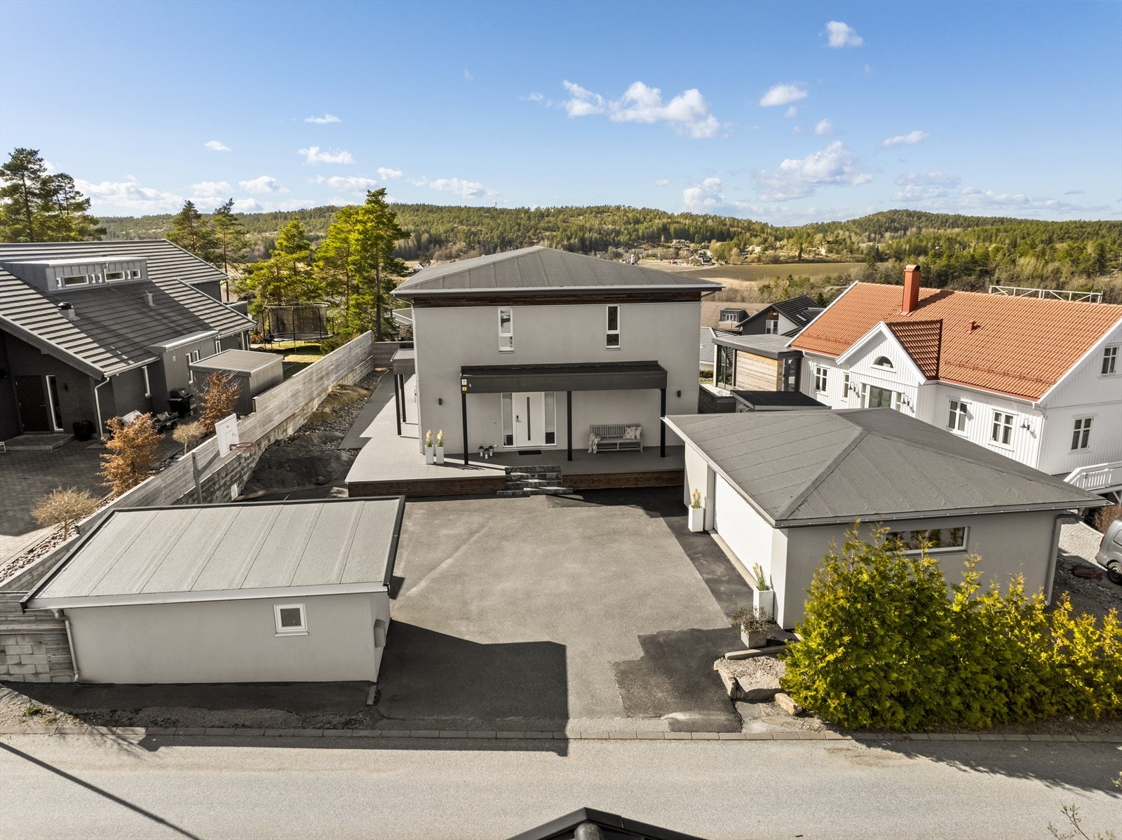 Fra område er det trygg gangvei til Ambjørnrød skole og Kvernhuset ungdomsskole samt kort vei til barnehage Galleribilde