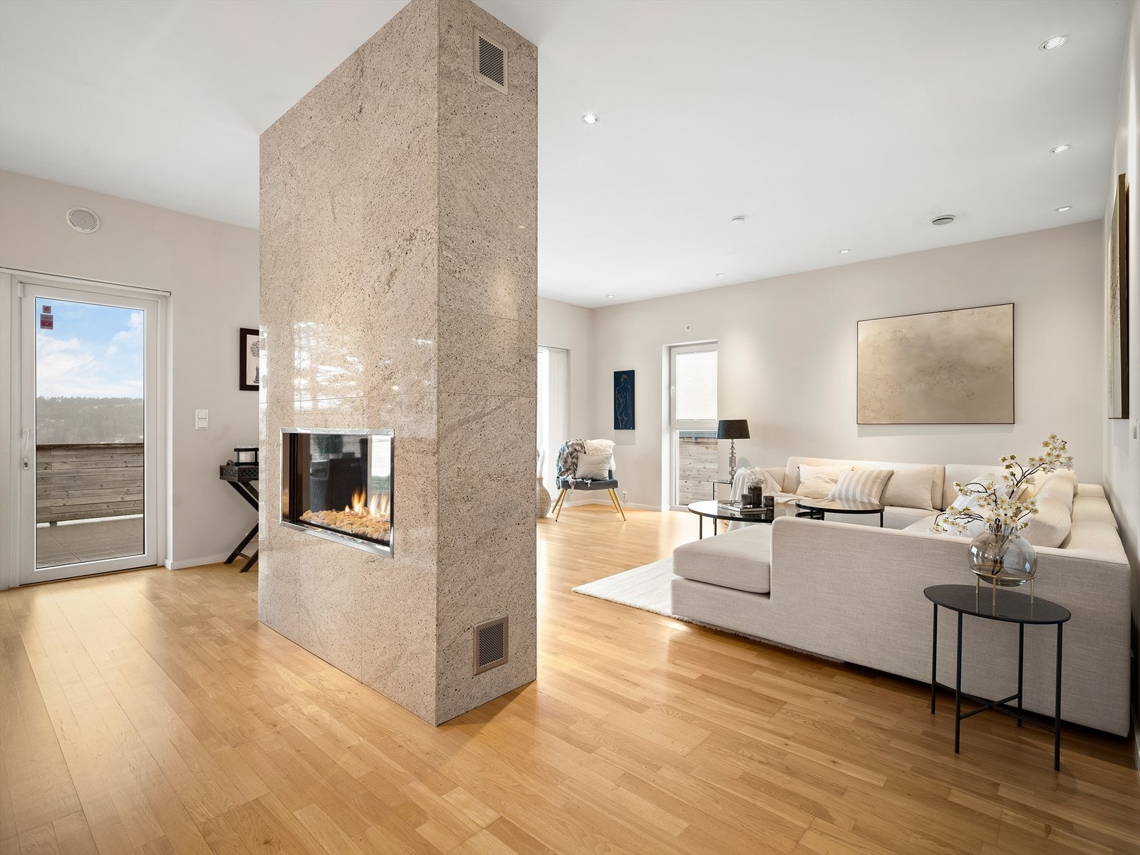 Huset har en gjennomtenkt planløsning fordelt over to etasjer Galleribilde