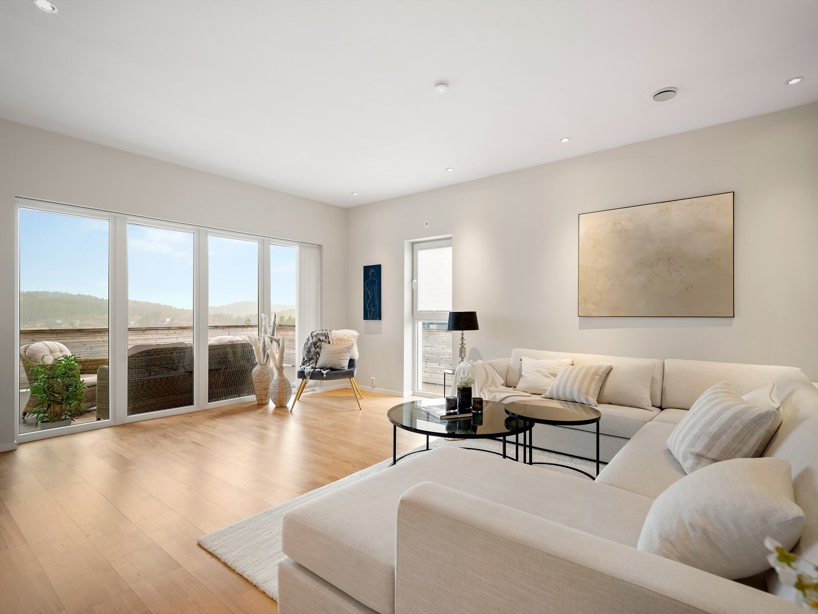 Stuedelen i 1. etasje har god plass til sofaseksjon med tilhørende møblement Galleribilde