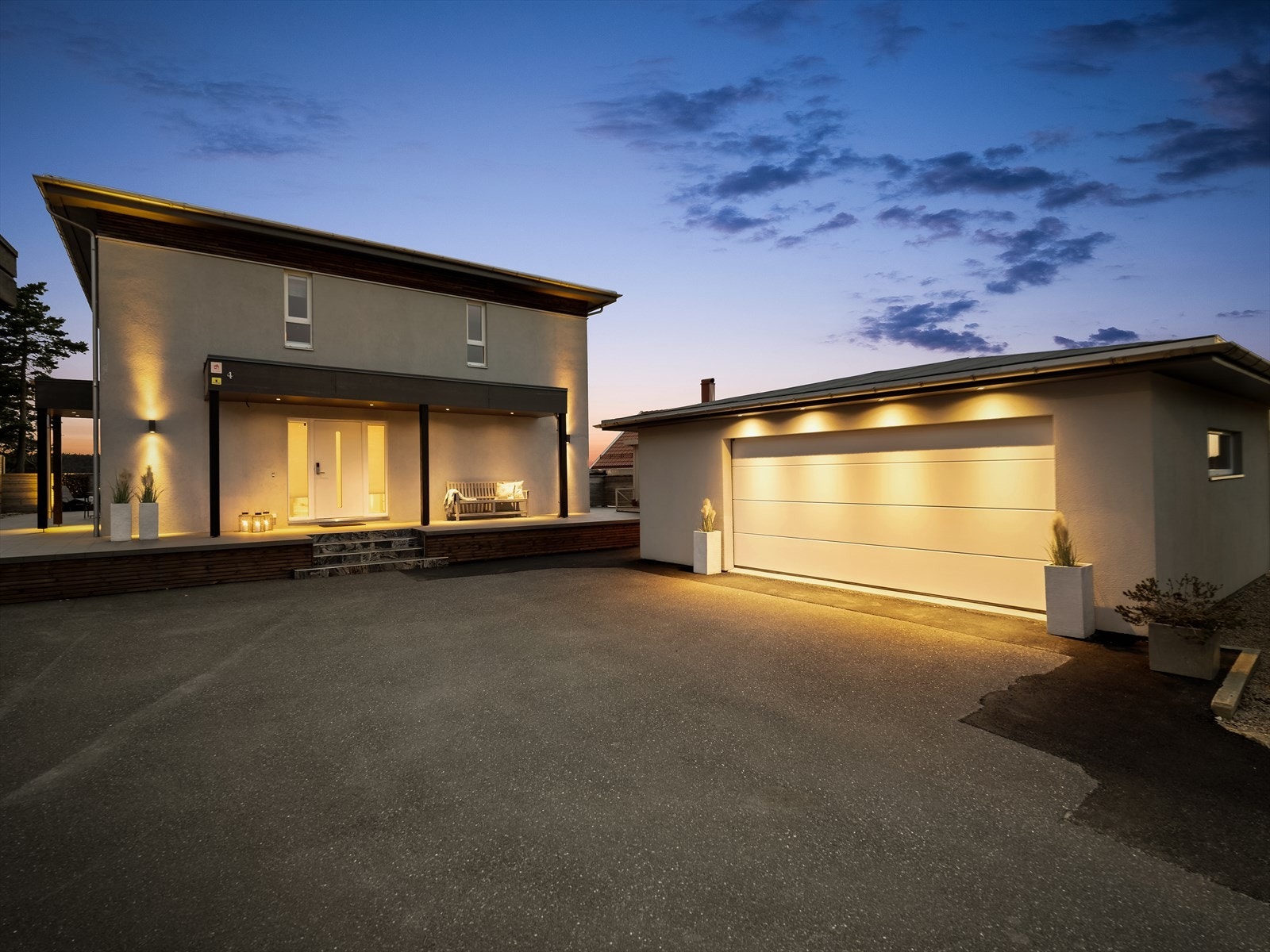 Romslig innkjøring med dobbelgarasje Galleribilde