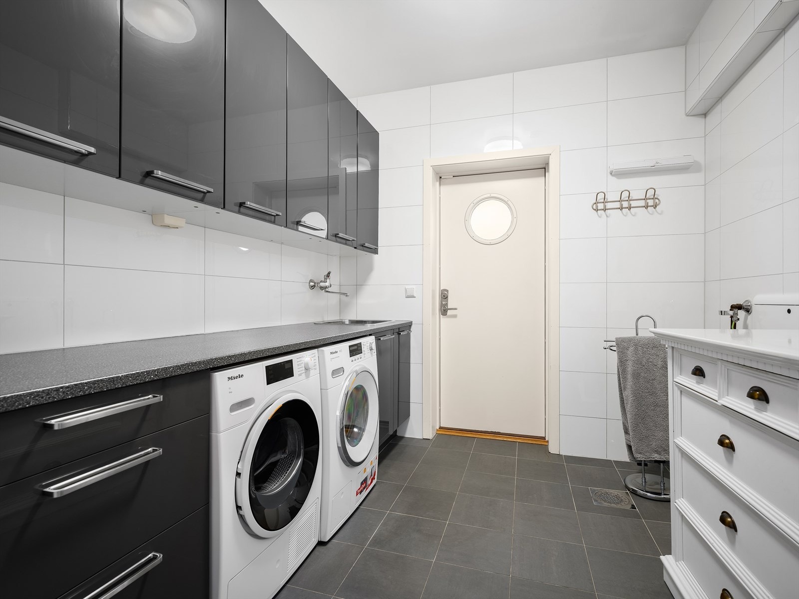 Romslig vaskerom med god skapplass og egen utgangsdør i 1. etasje Galleribilde