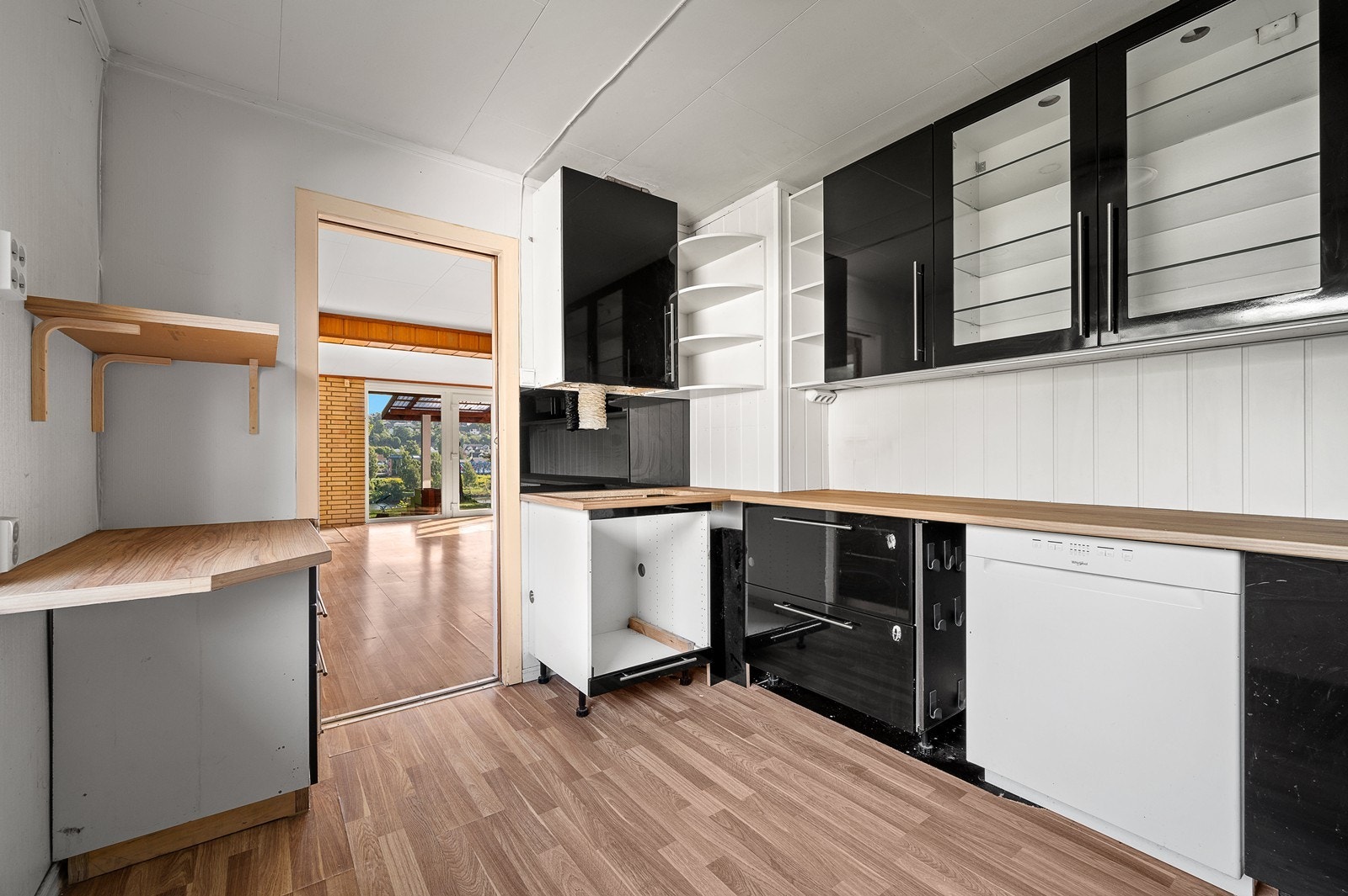 Kjøkkeninnredning i 1.etasje består av sort slette dør- og skuffe fronter fra IKEA skiftet en gang på 2000 tallet. Galleribilde