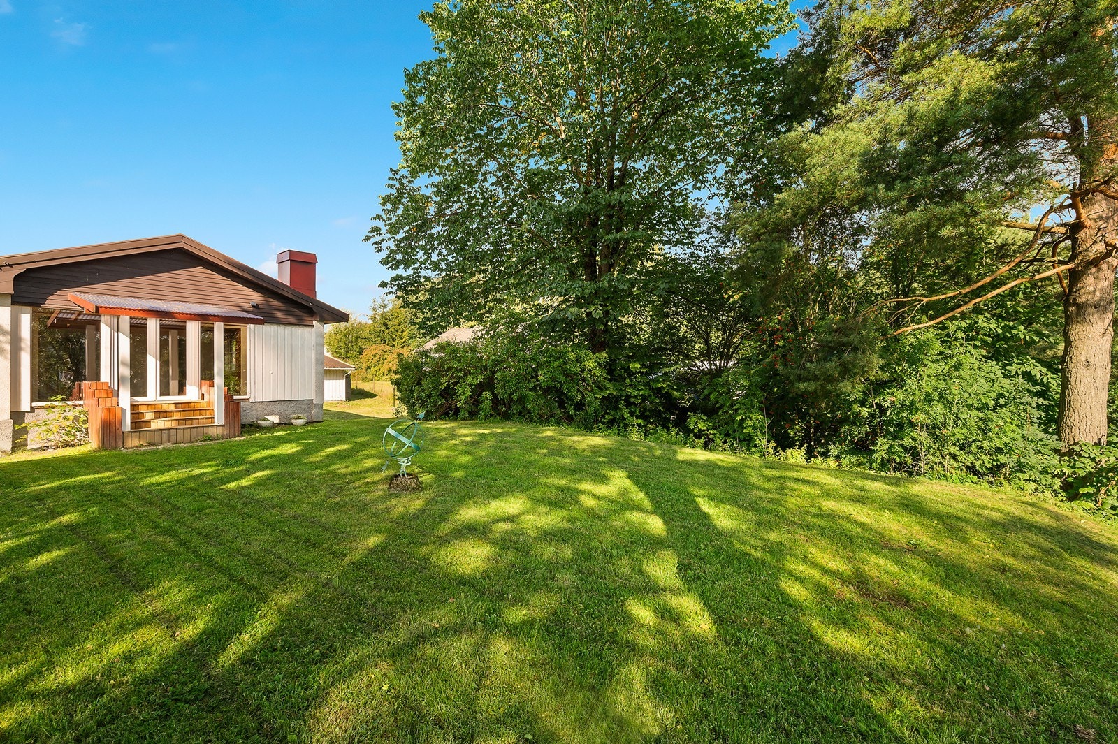 Tomten er fremstår som flat og er på litt over 1,5 mål. Galleribilde