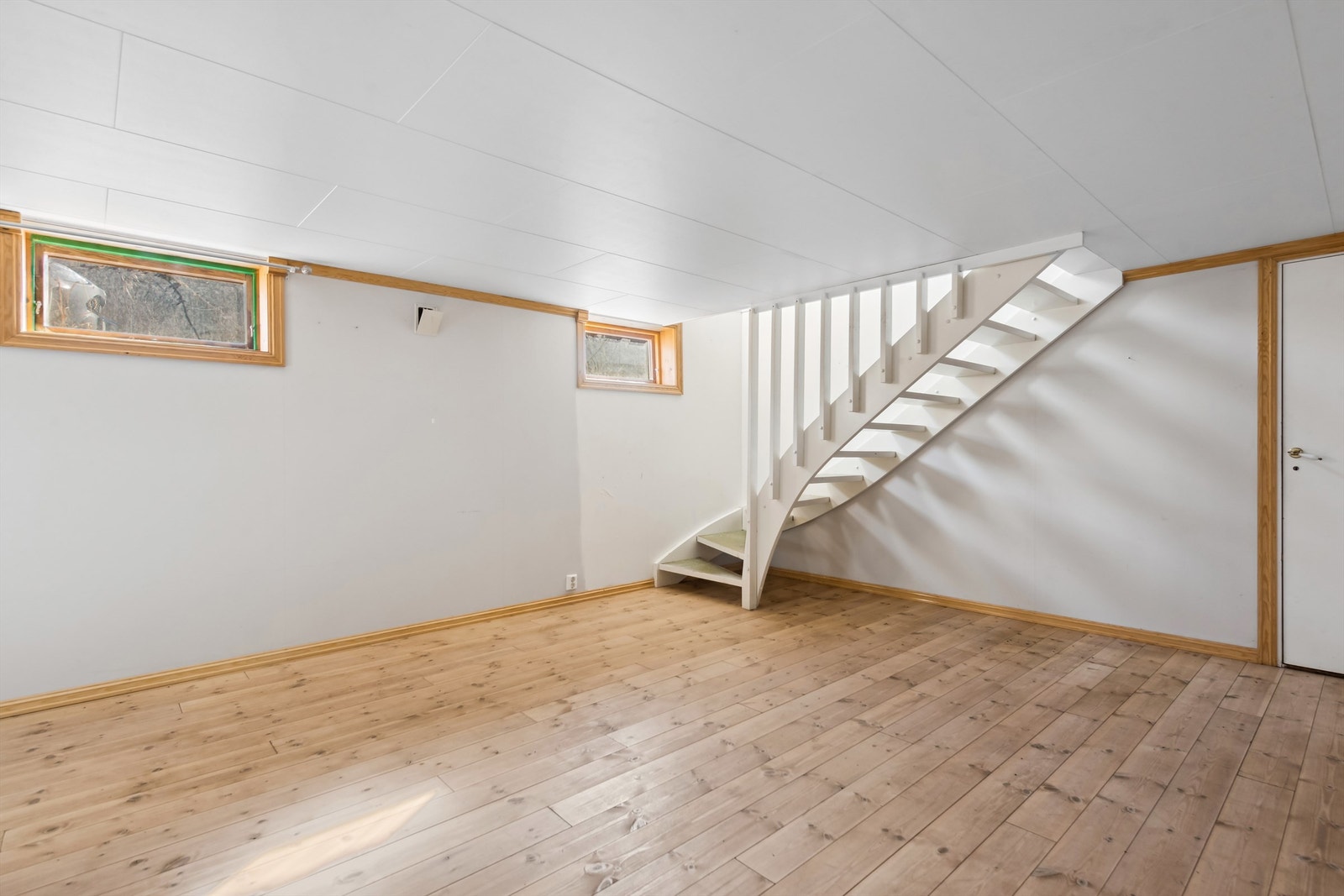 Innredet rom i kjeller med flere bruksmuligheter Galleribilde