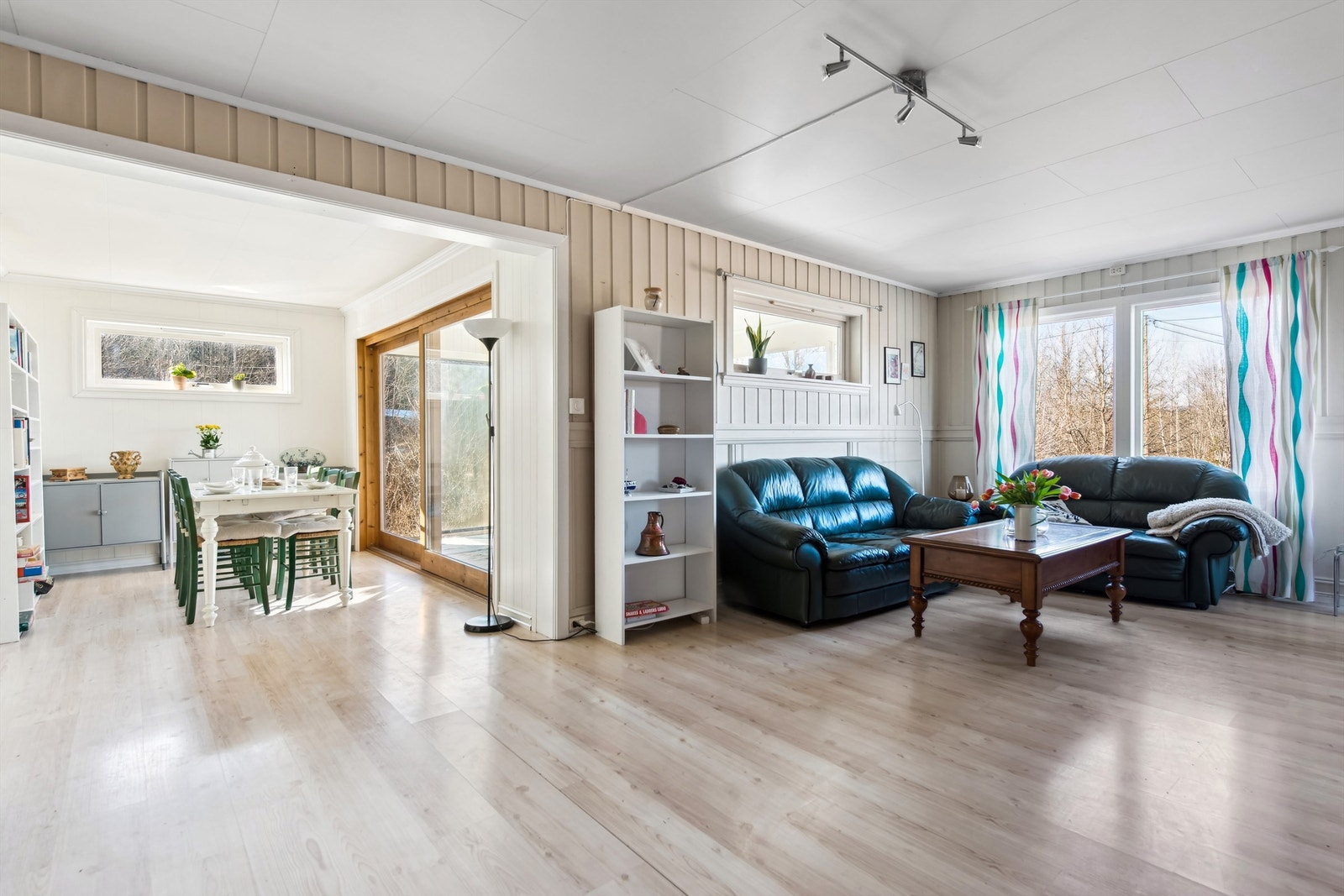 Vinkelstuen gir gode møbleringsmuligheter og det er god plass til både salong og stort spisebord Galleribilde