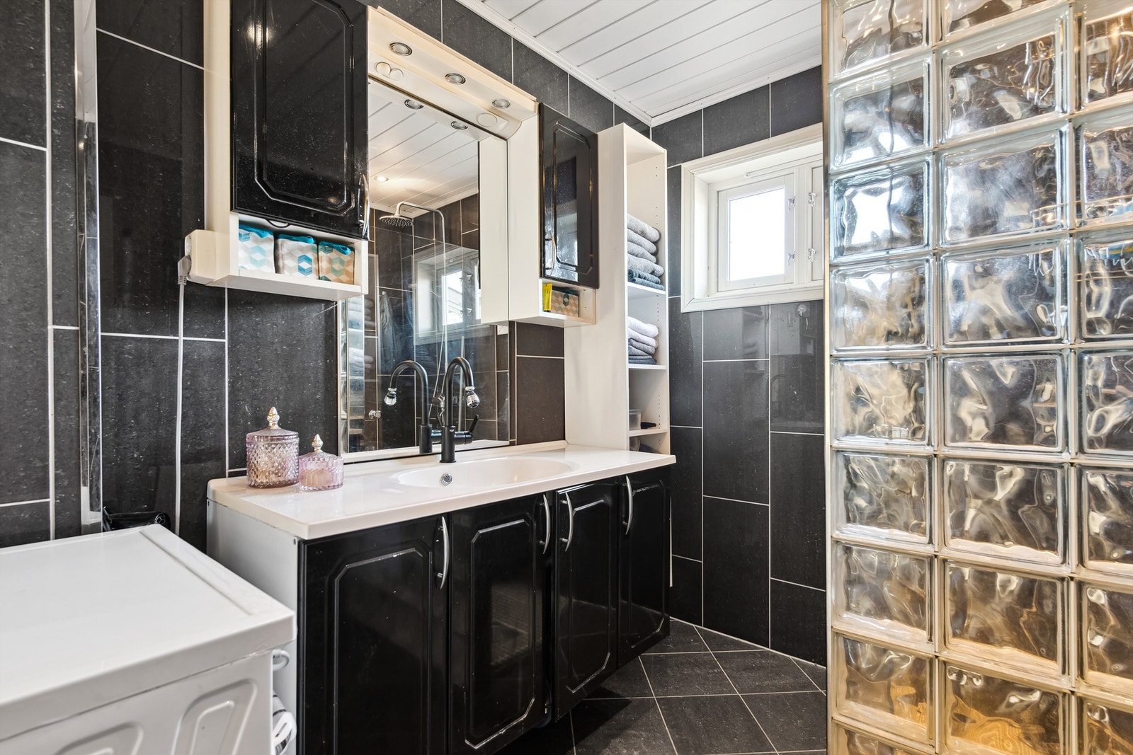 Flislagt bad med elektrisk gulvvarme Galleribilde