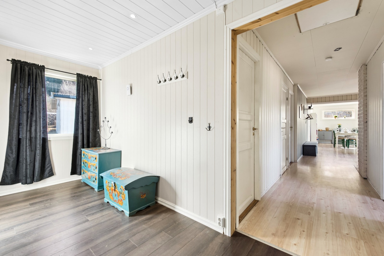 Gang - velkommen inn! Romslig gang med stor skyvedørsgarderobe til klær og sko Galleribilde