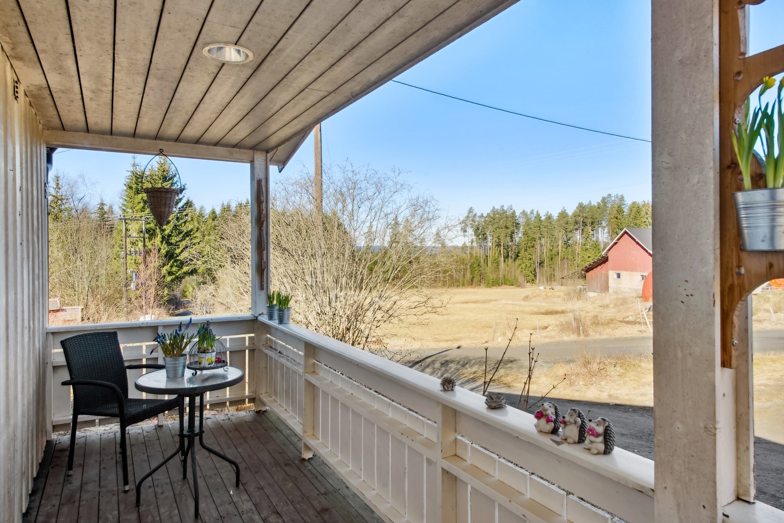 Overbygget terrasse ved inngangspartiet med plass til et lite utemøblement Galleribilde