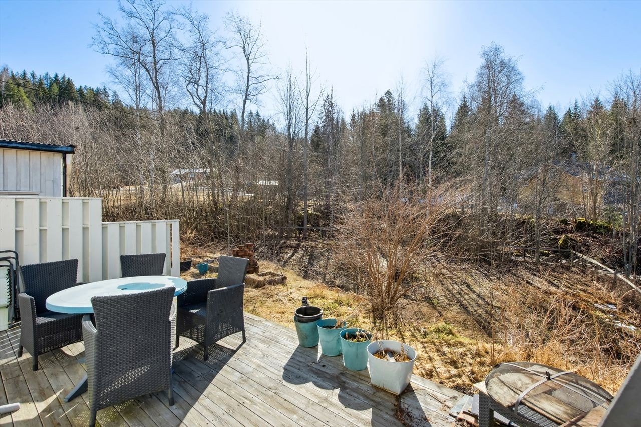 Usjenert og solrik terrasseplatting. Galleribilde