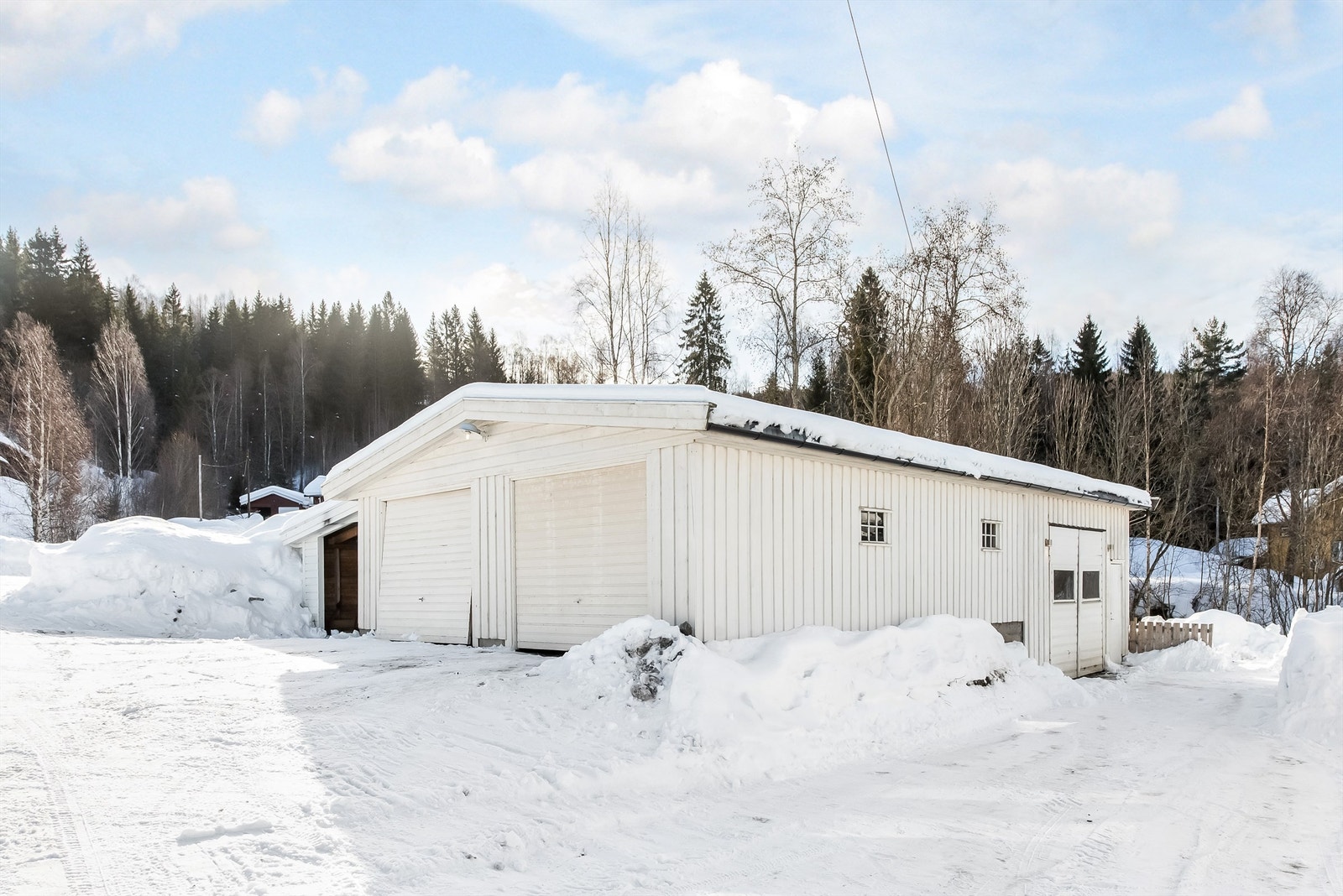 Frittstående dobbelgarasje md carport og verksteddel Galleribilde