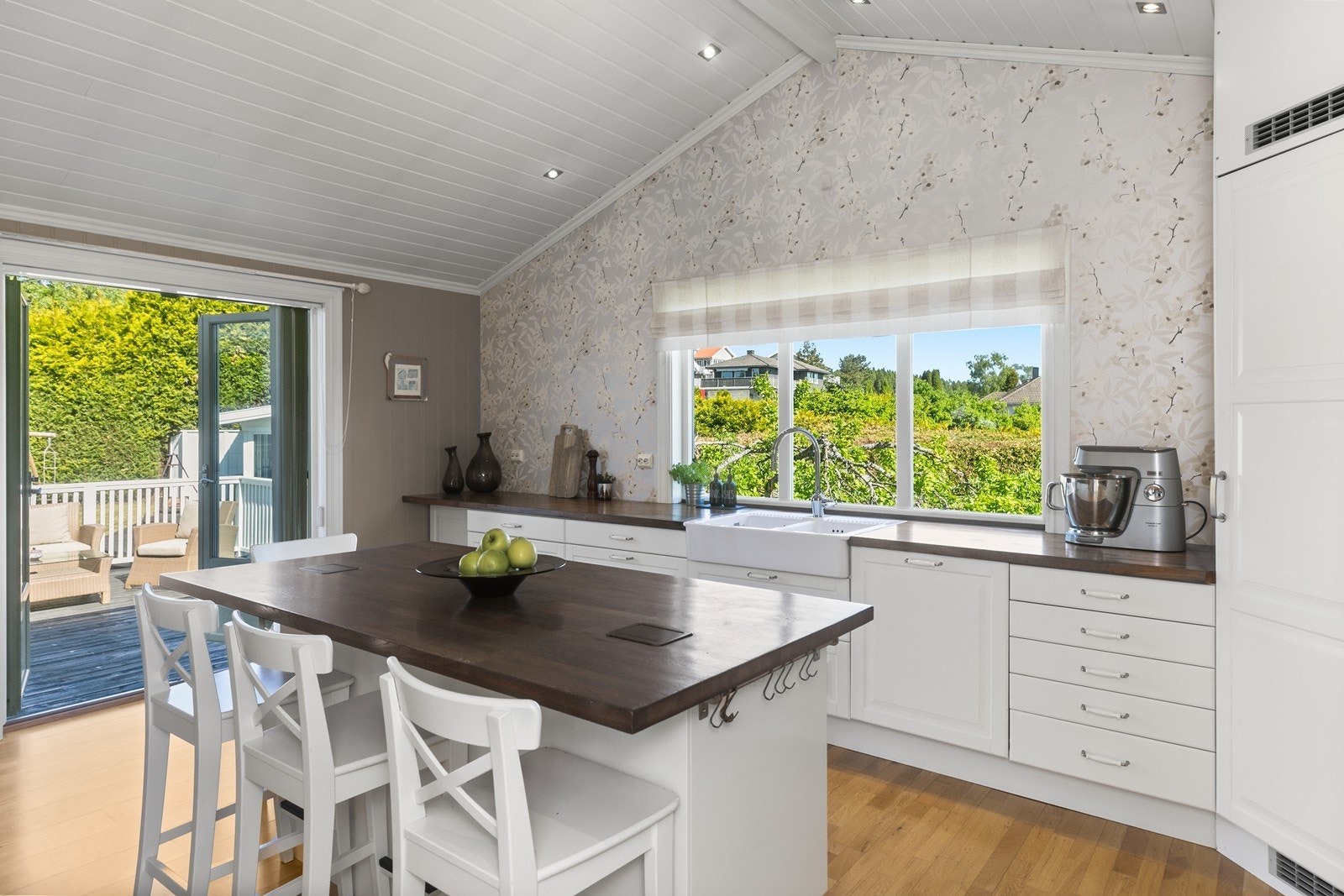 Herfra er det også direkte utgang til veranda - en flott forlengelse av oppholdsrommet i sommerhalvåret Galleribilde