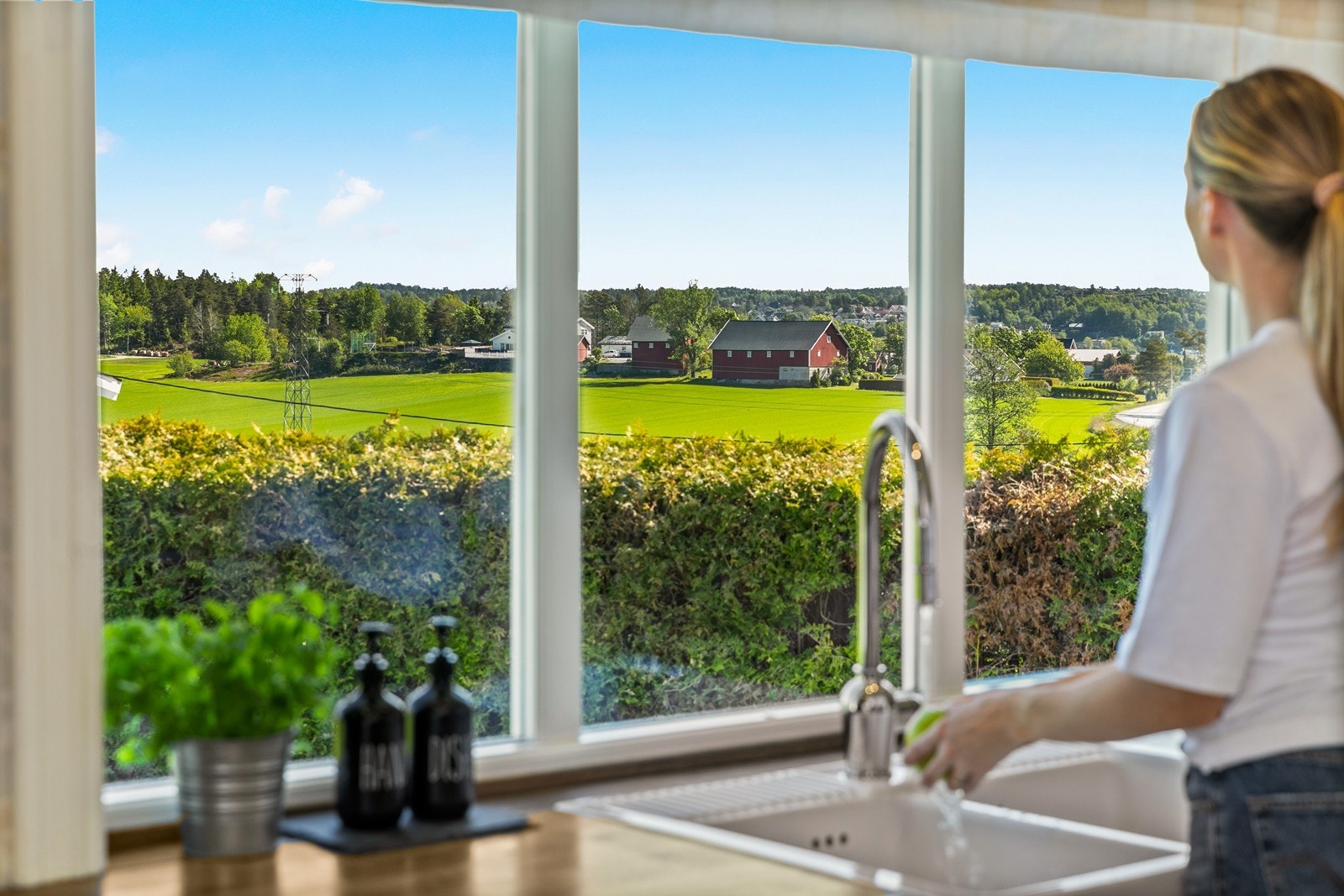 Hyggelig utsikt fra kjøkkenet Galleribilde