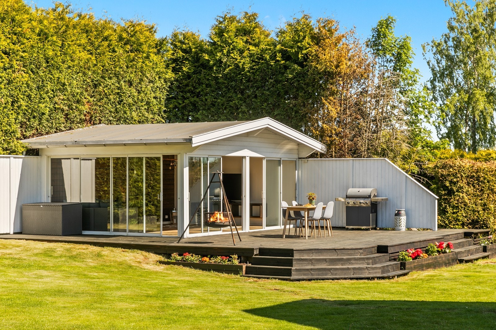 Hagestuen er utstyrt med store glassdører som enkelt kan åpnes opp eller lukkes etter vær og ønske Galleribilde