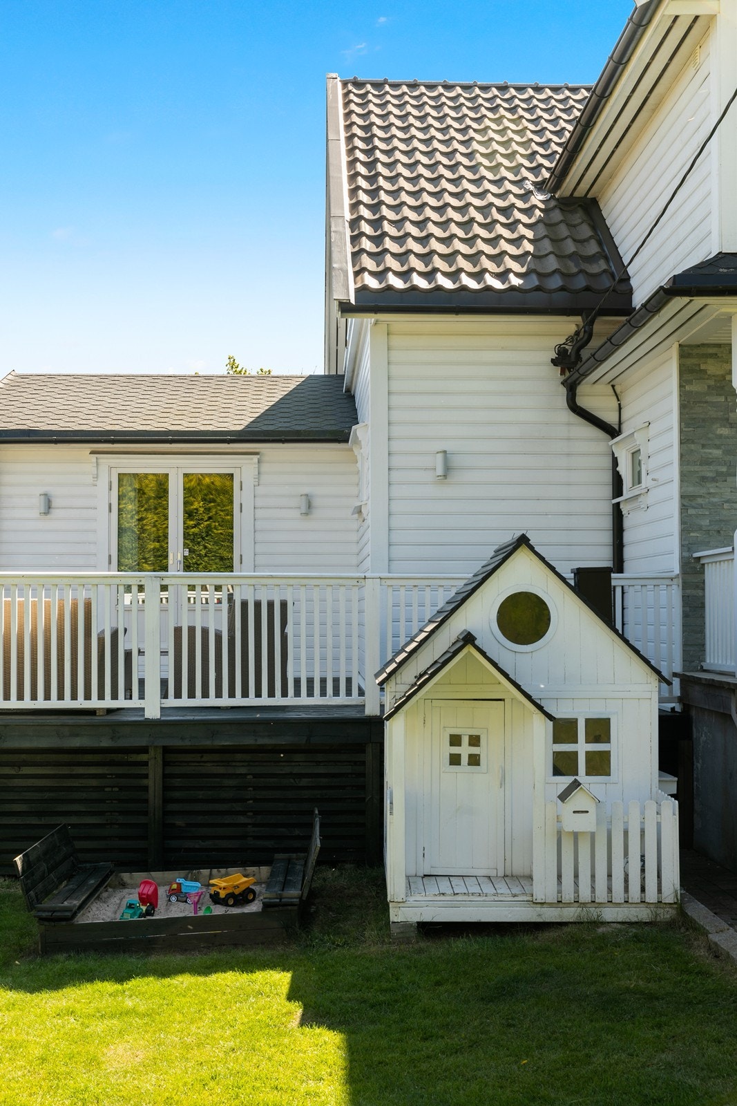 Eiendommen har en sentral plassering med kort gangavstand til både barnehage, skoler, idrettsanlegg og flotte turområder Galleribilde