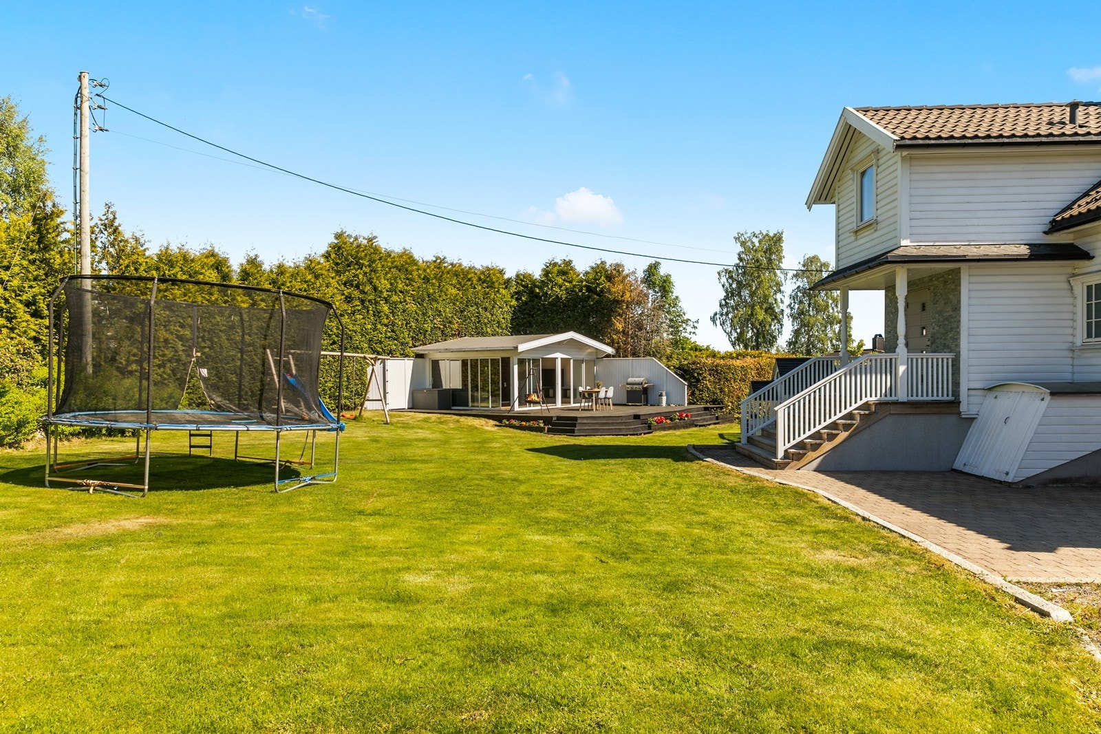 Hatteveien 33 ligger i et fredelig og etablert boligområde på Rolvsøy, ideelt for familier som ønsker en trygg og barnevennlig hverdag Galleribilde