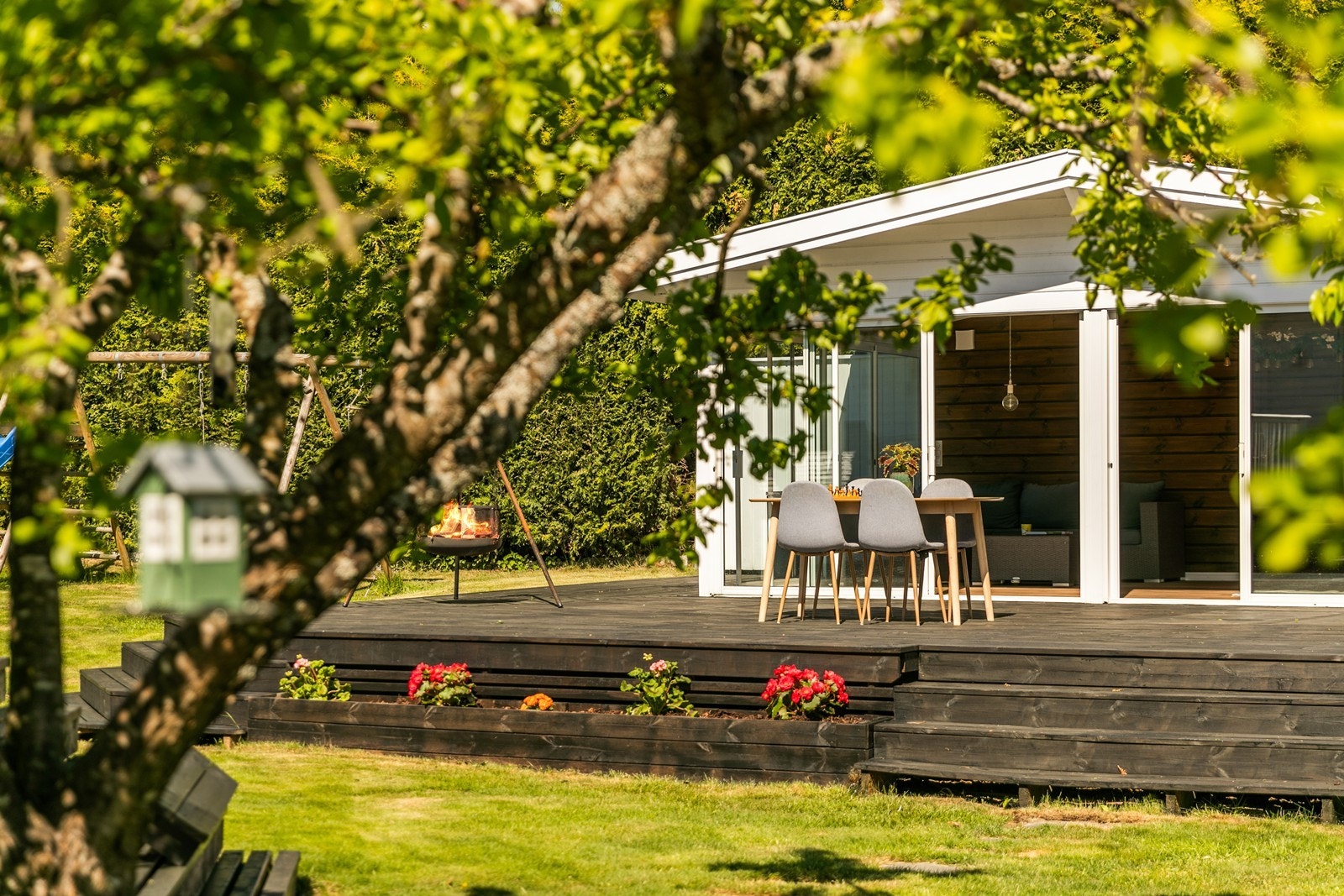 Et av hagens store høydepunkter er en lun og tilbaketrukket hagestue, strategisk plassert i et skjermet hjørne av tomten Galleribilde