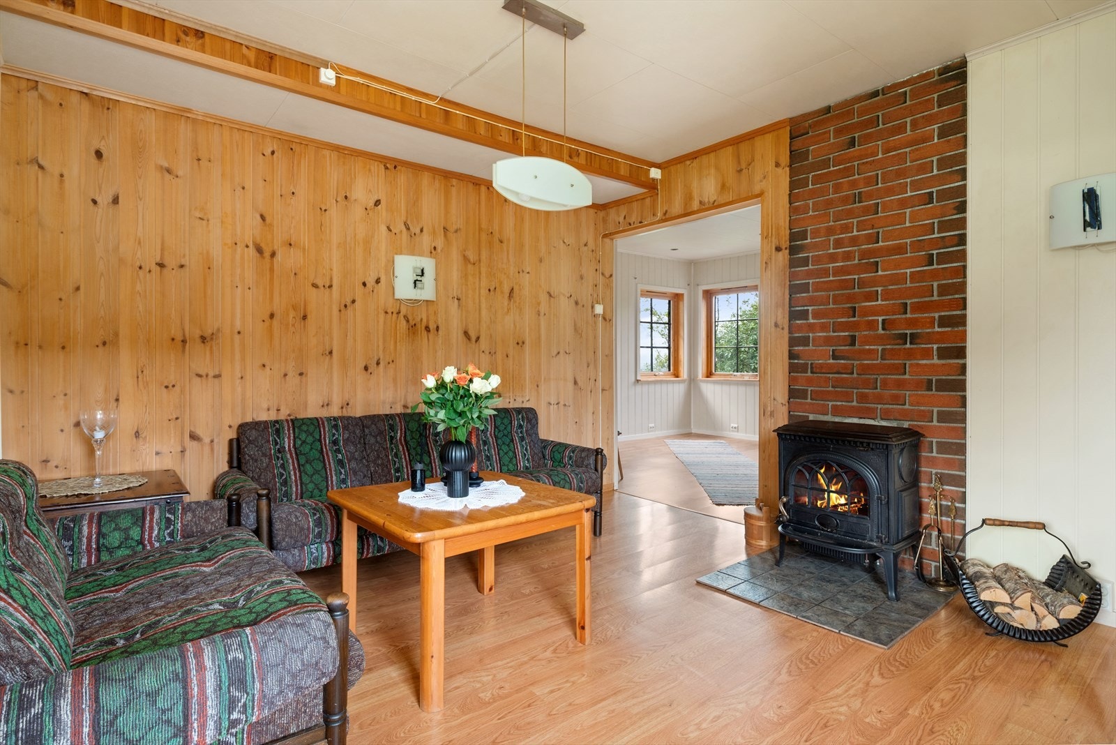 I den ene stua er det vedovn som bidrar til ekstra god varme på de kaldeste dagene. Galleribilde