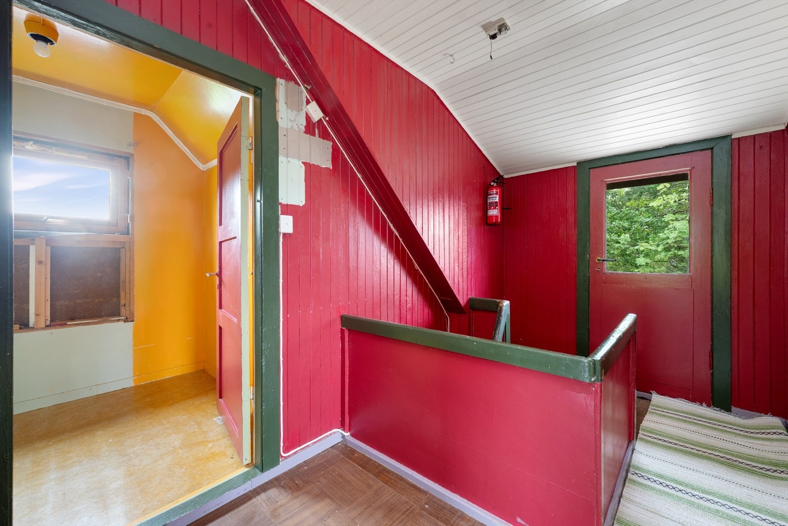 Loftet er innredet med to soverom, lagerrom og flere kott med mulighet for ekstra oppbevaring. Galleribilde