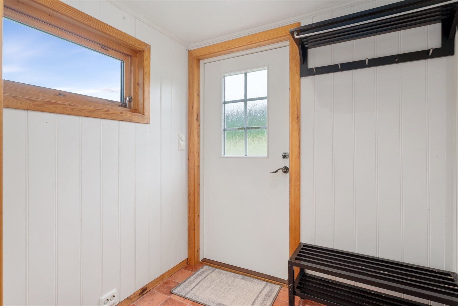 Du kommer inn i entreen i 1.etasje med videre adkomst til bad, kjøkken og to stuer. Galleribilde