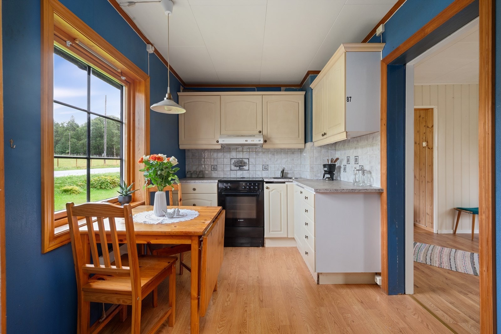 Eneboligen ligger i landlige omgivelser like ved kommunesenteret på Liabø i Heim Kommune. Galleribilde