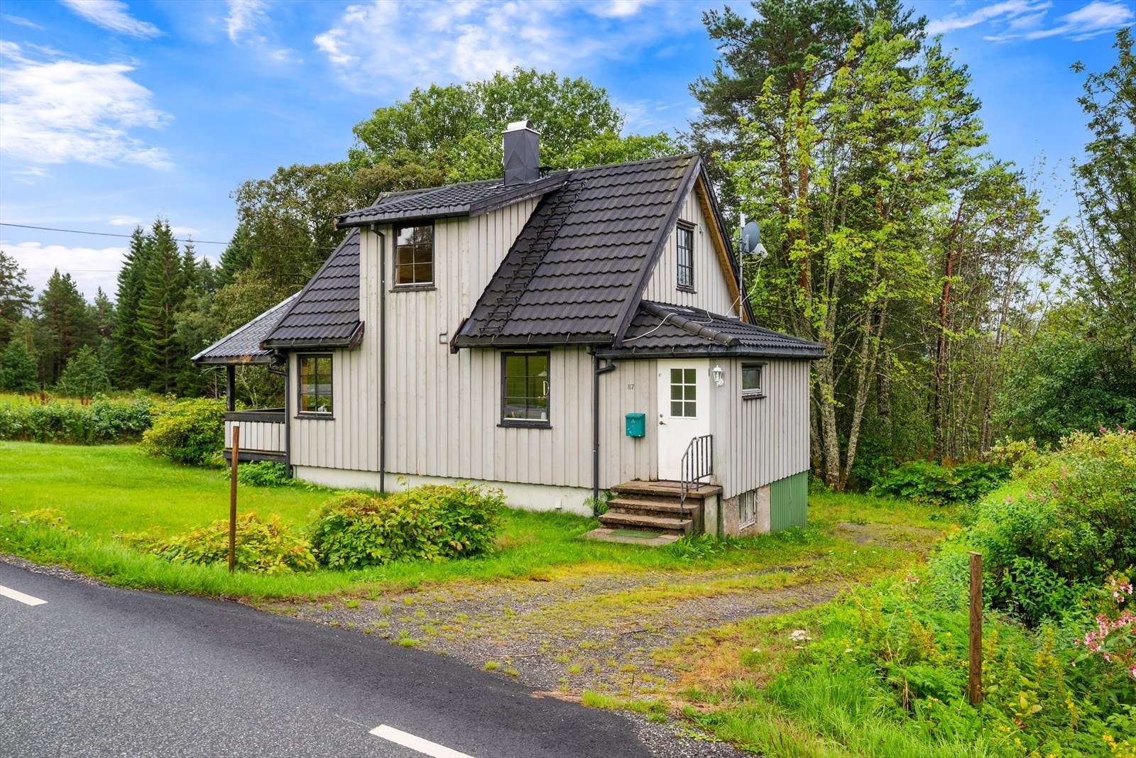 Eiendommen består av to gårds- og bruksnummer beliggende på hver sin side av veien. Eneboligen er oppført på gnr. 235 bnr. 28, tilleggstomt over veien har gnr. 235 bnr. 19. Galleribilde