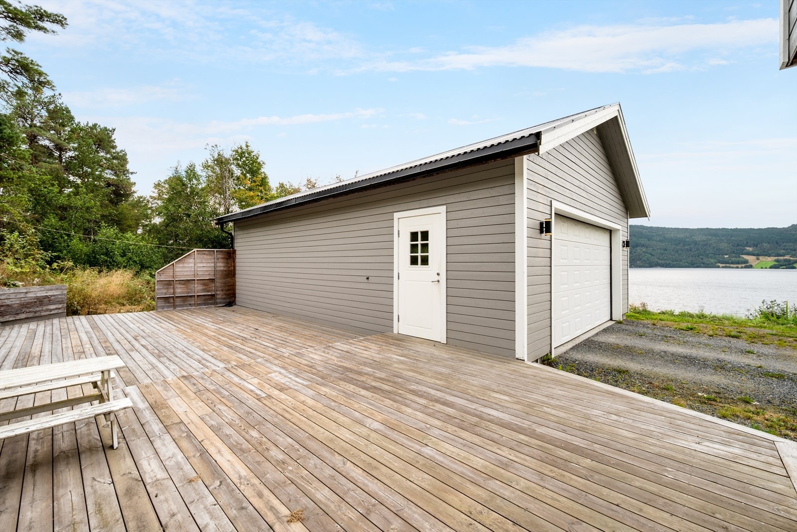 Garasje antas oppført ca. 2014. Her er det innlagt strøm med eget sikringsskap. Videre er det montert elbillader og det er innredet med plassbygd arbeidsbenk og varmepumpe. Galleribilde