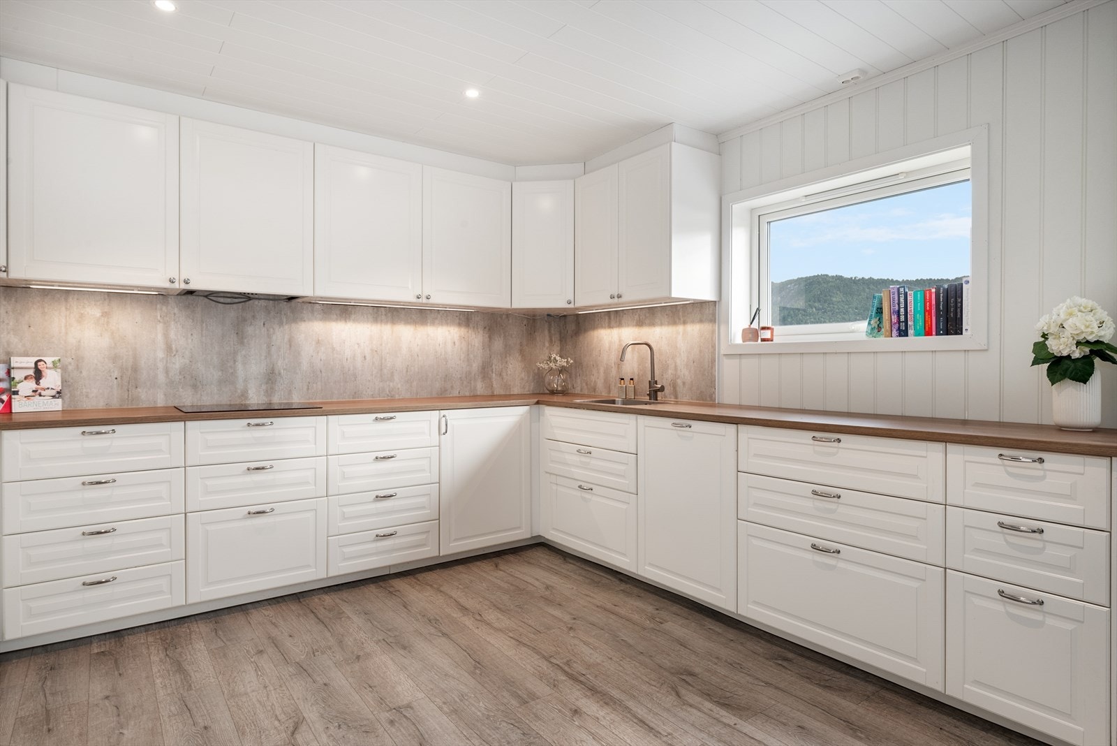 Lyst og stilrent kjøkken pusset opp i 2017. God oppbevaringsplass i over- og underskap. Galleribilde