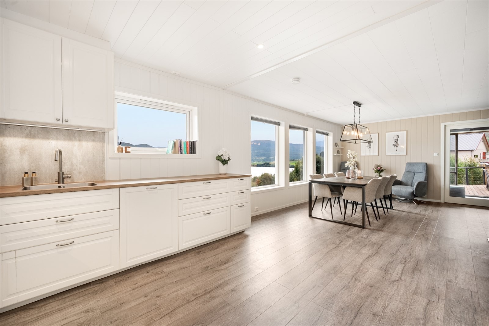 Hovedetasjen er innredet med stue, kjøkken, 2 soverom og bad. Galleribilde