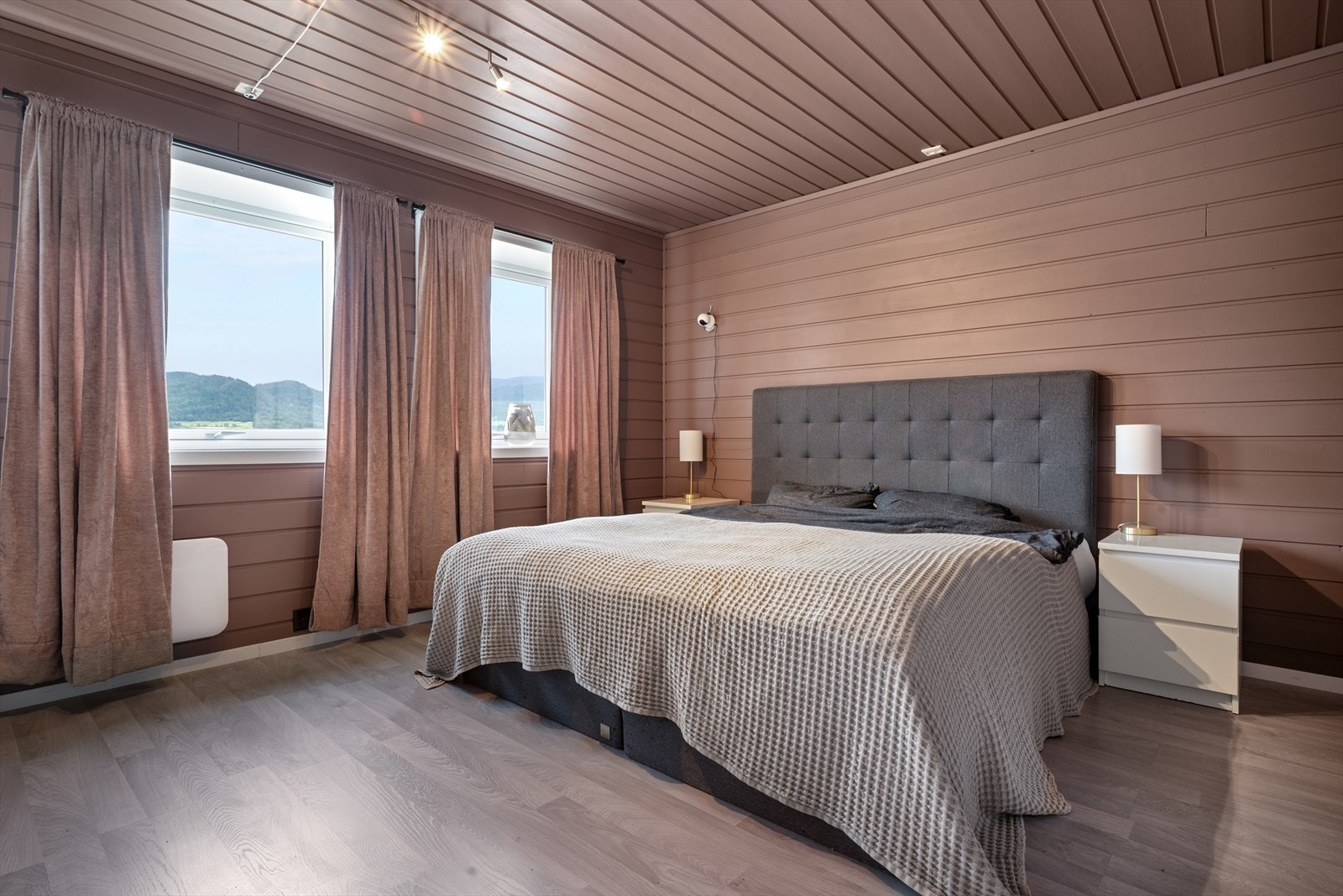 I underetasjen er det en romslig entré og gang, 3 soverom, vaskerom, teknisk rom, toalettrom, bod og garderobe. Det største soverommet er på ca. 17 kvm. og har direkte adkomst til garderoberommet. Galleribilde